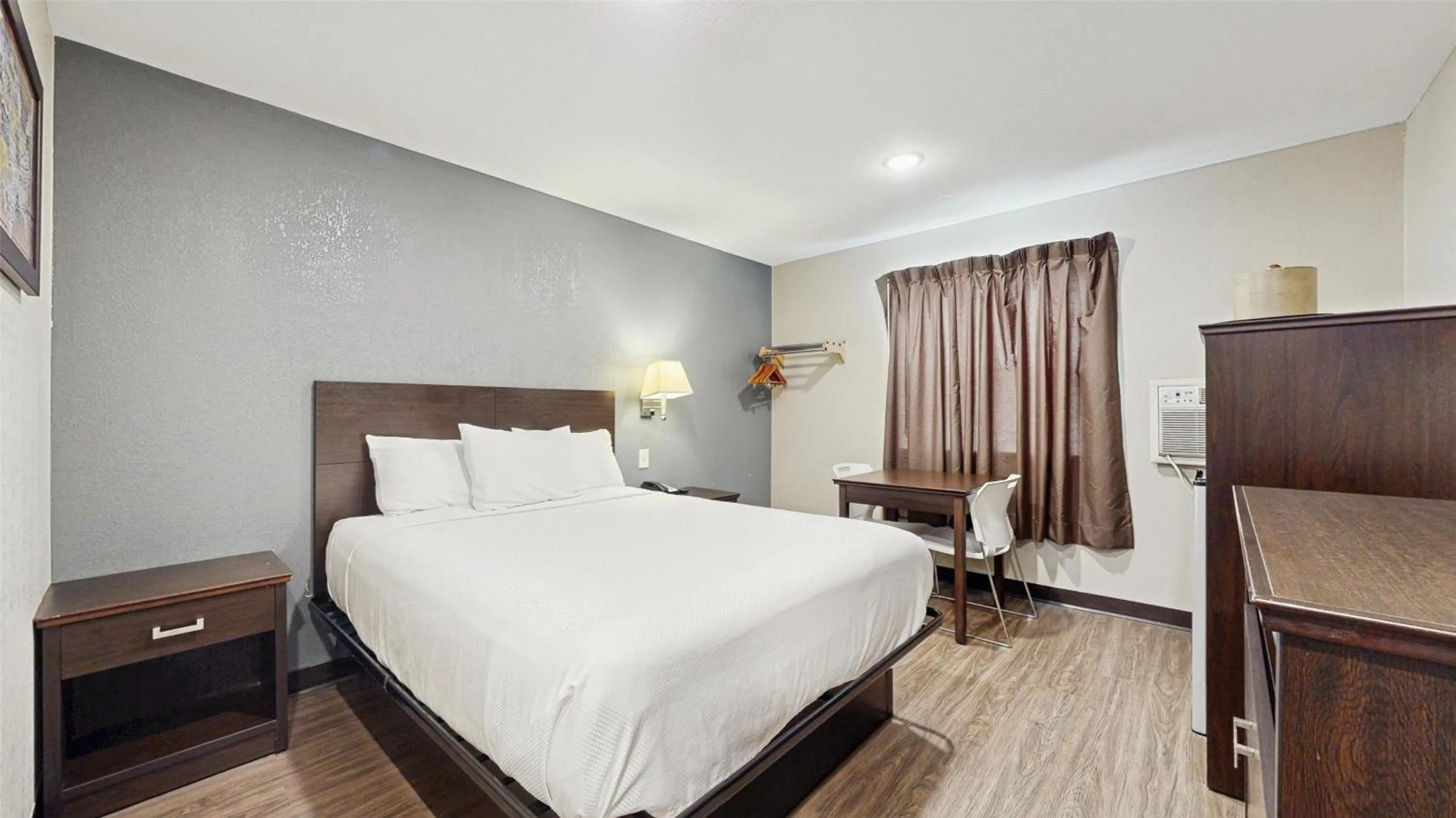 Bedroom, Bed in Red Lion Inn & Suites Olathe Kansas City