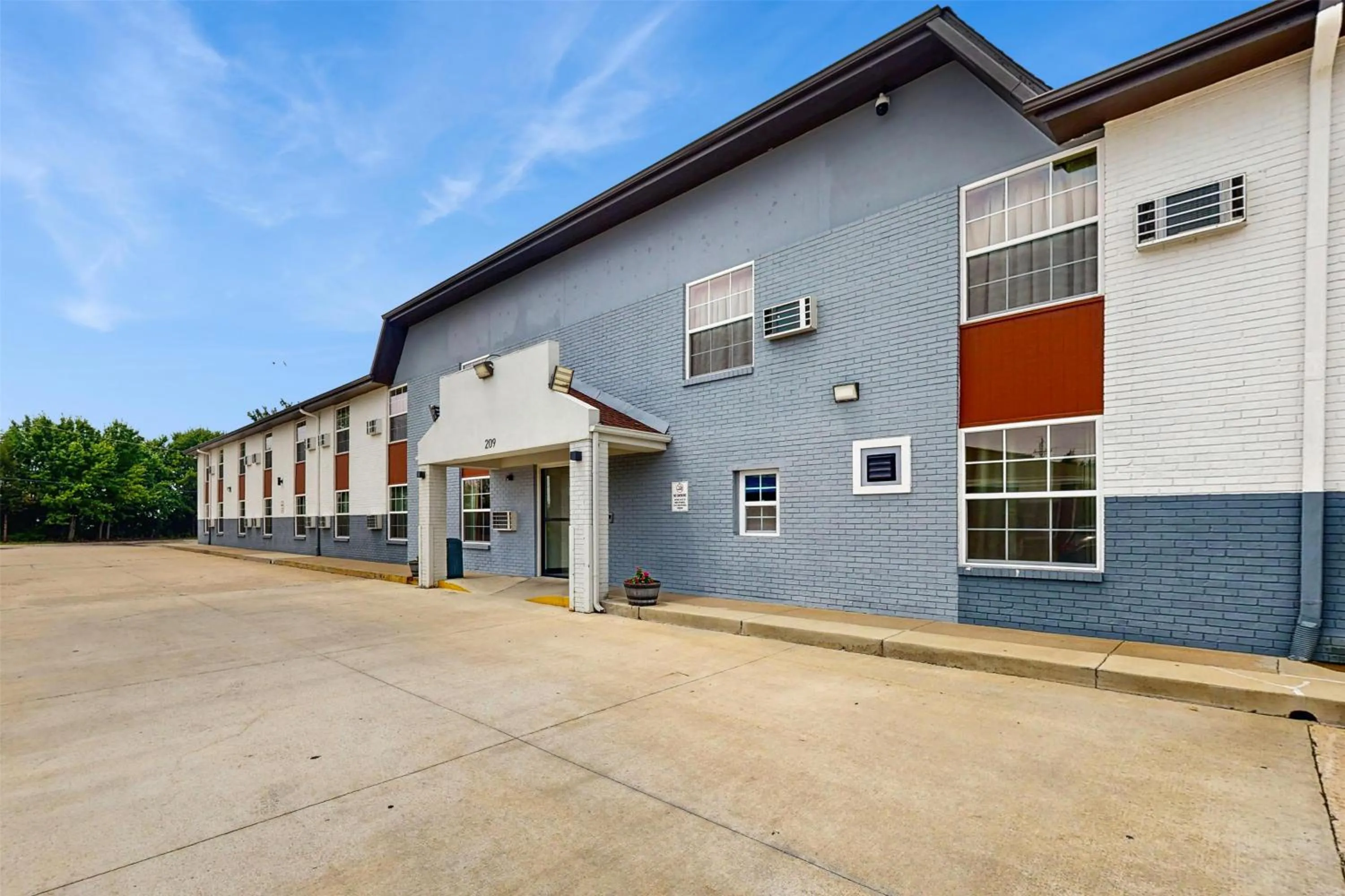 Property building in Red Lion Inn & Suites Olathe Kansas City