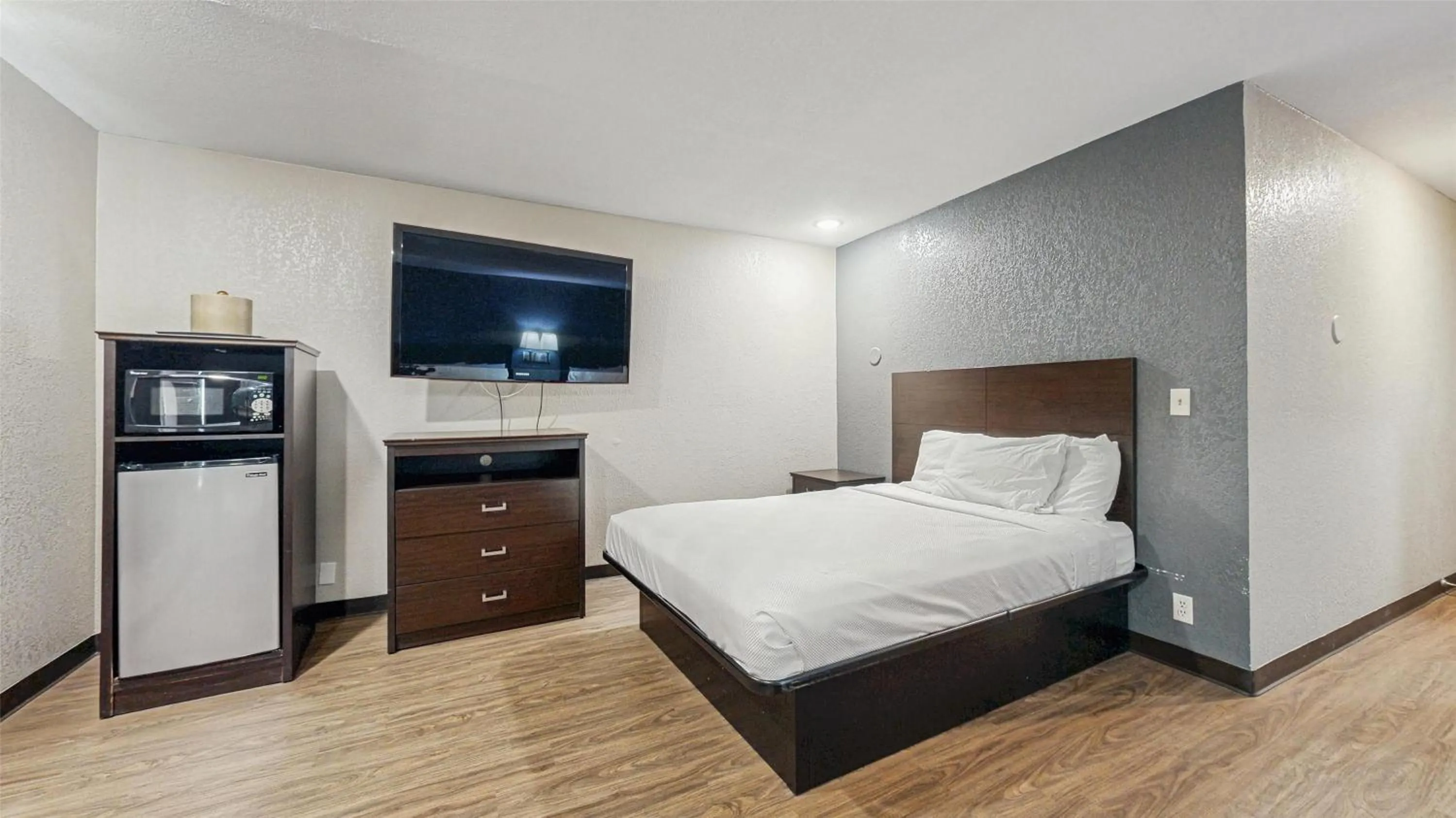 Photo of the whole room, Bed in Red Lion Inn & Suites Olathe Kansas City