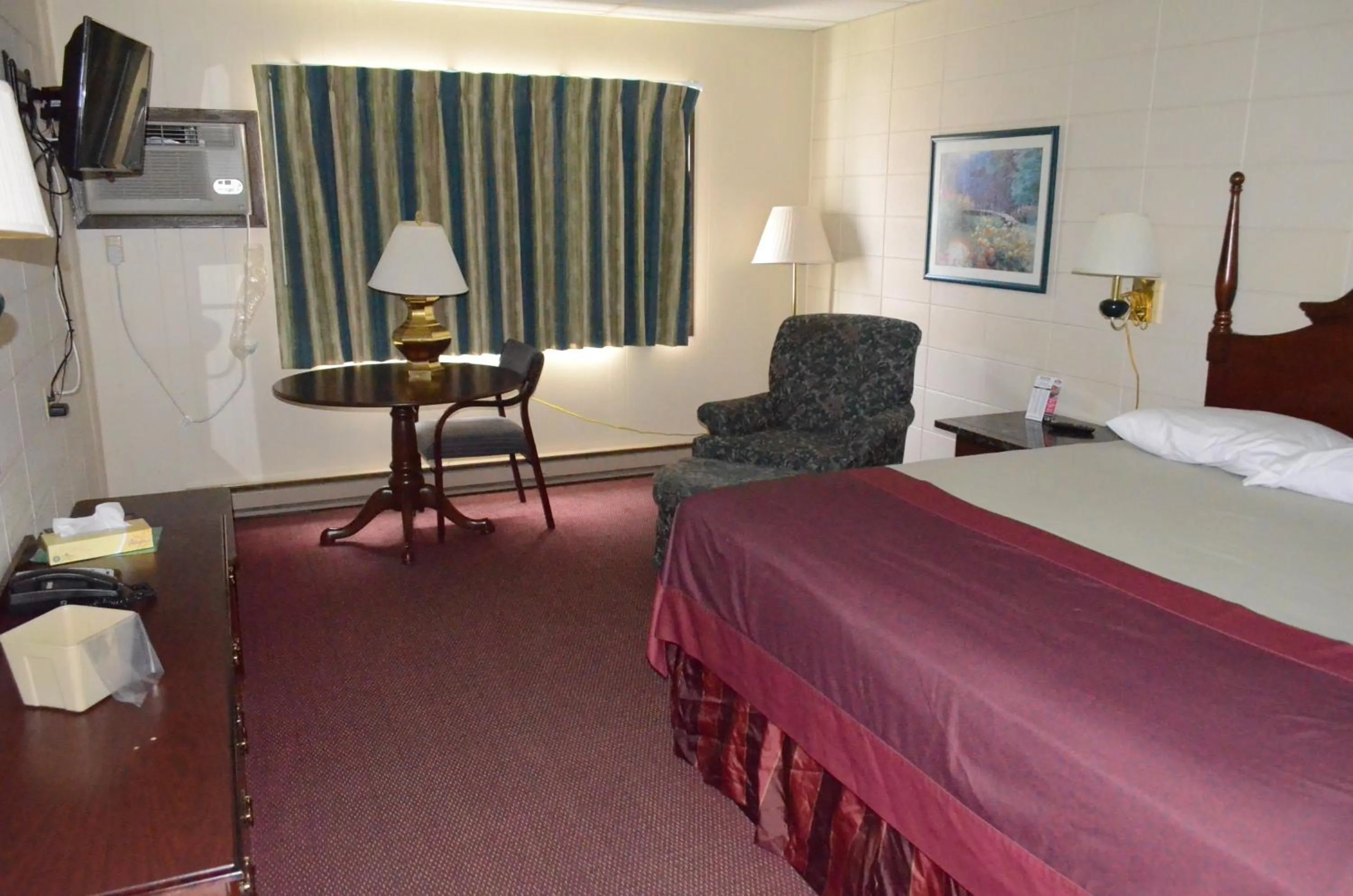 Photo of the whole room, Bed in Grand Inn Fargo