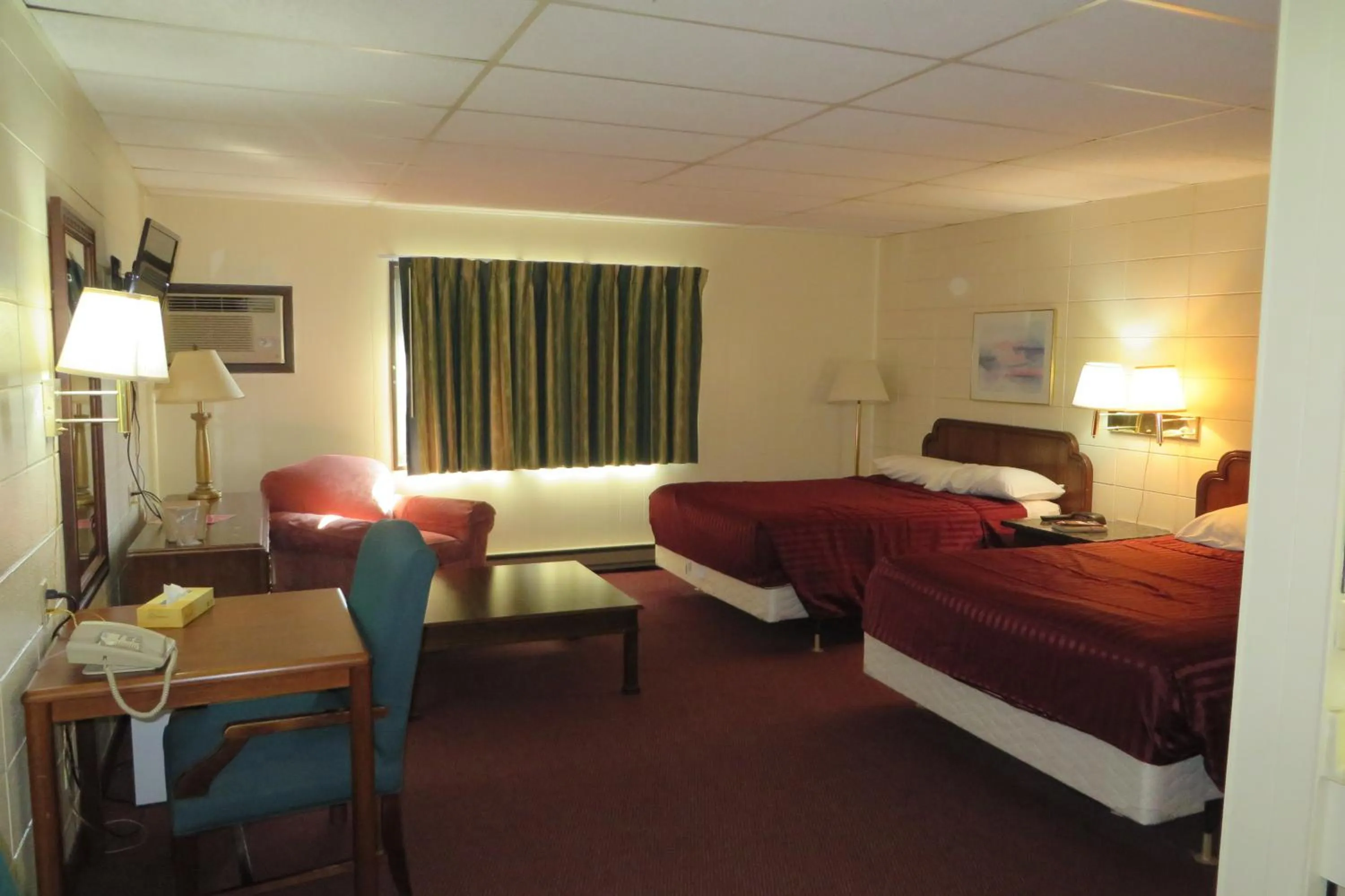 Photo of the whole room, Bed in Grand Inn Fargo