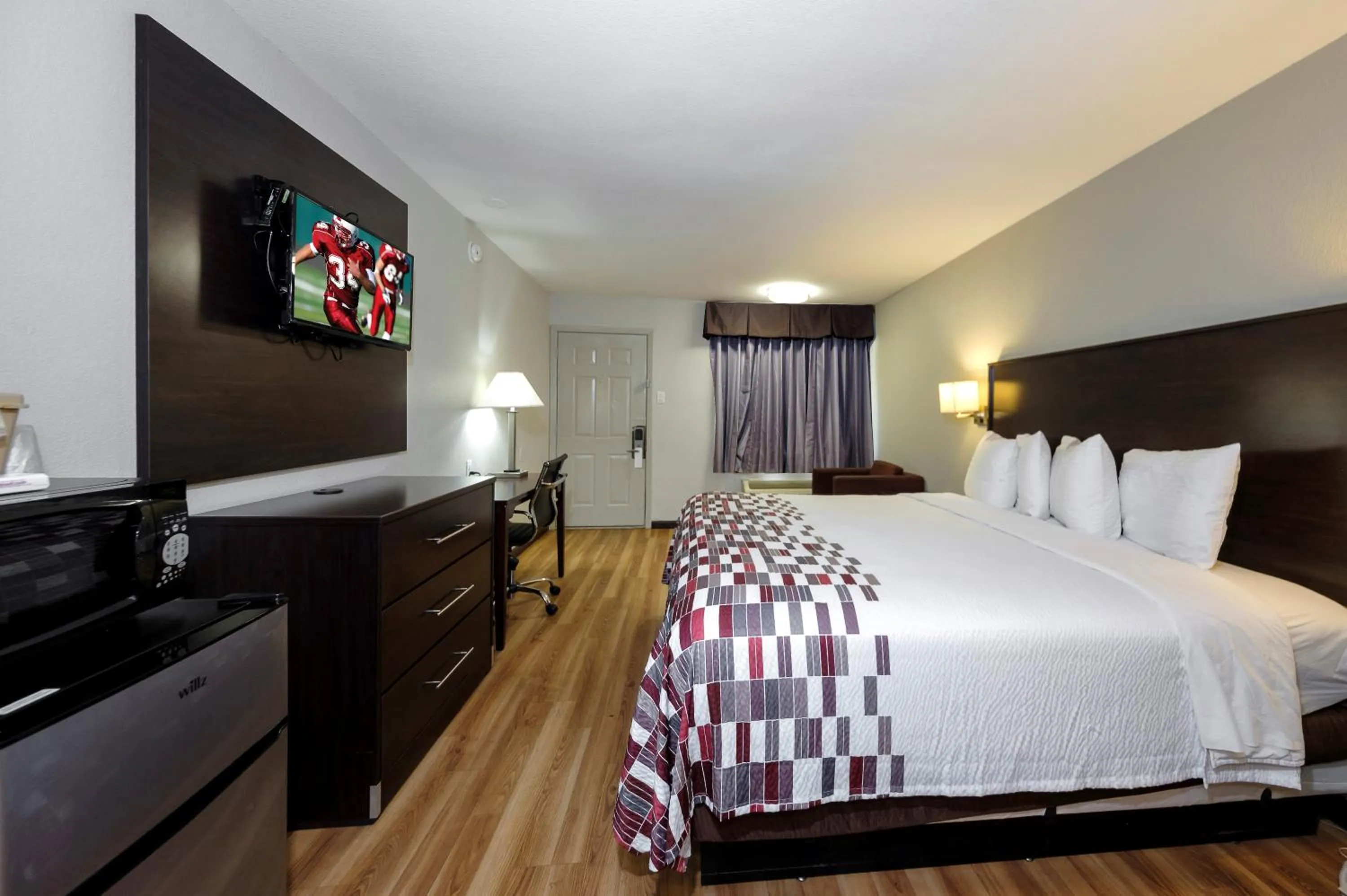 Guests, Bed in Red Roof Inn Arlington - Entertainment District