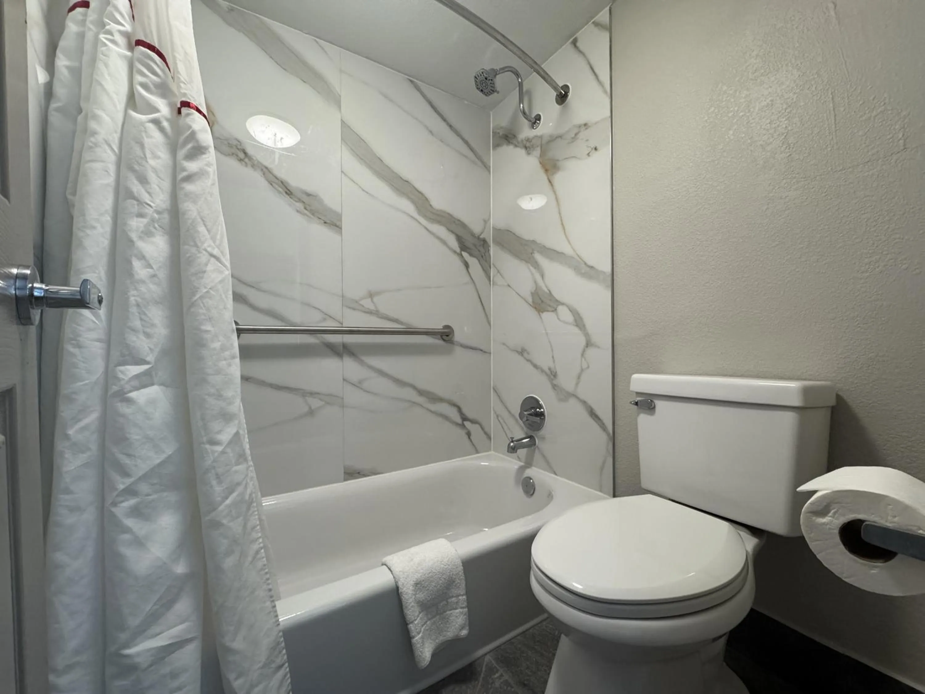 Bathroom in Red Roof Inn Arlington - Entertainment District