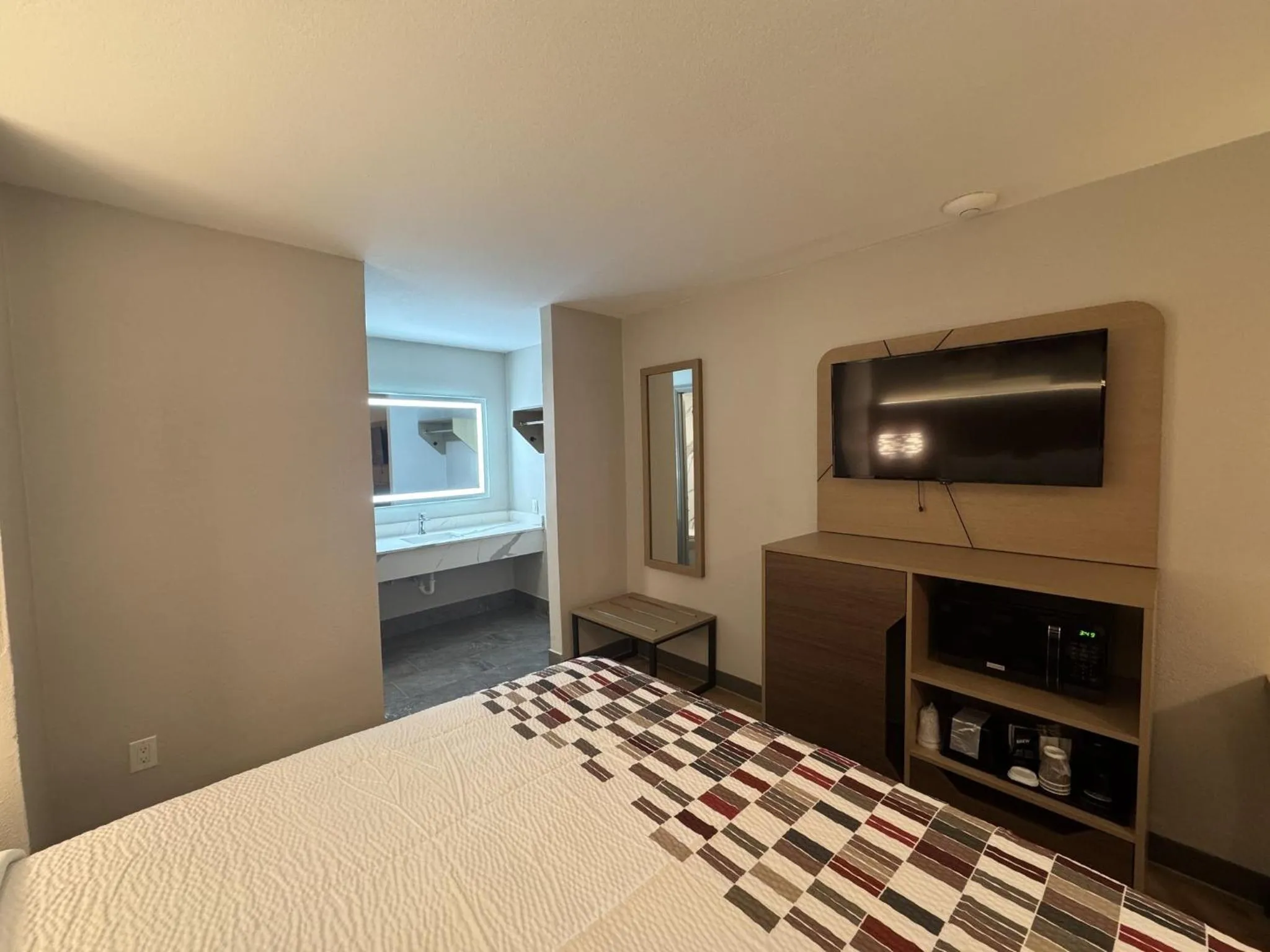 Photo of the whole room, Bed in Red Roof Inn Arlington - Entertainment District