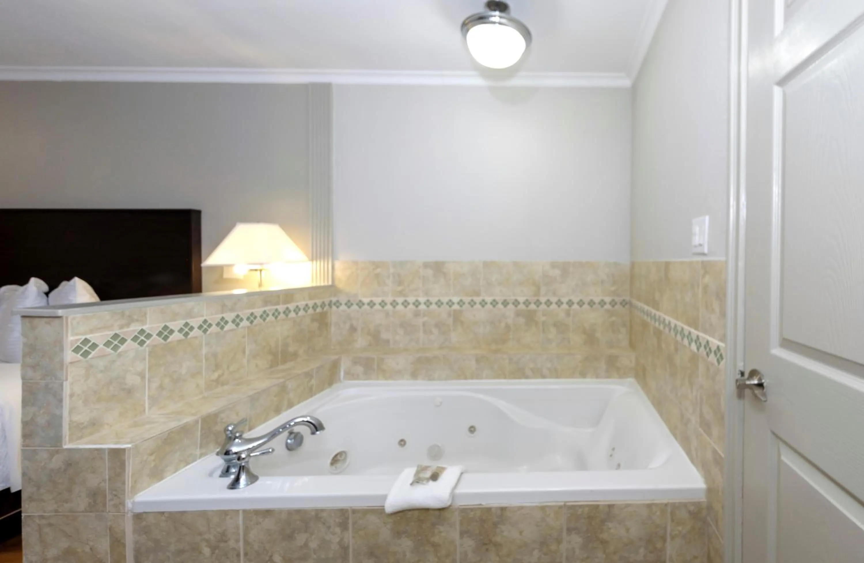 Guests in Red Roof Inn Arlington - Entertainment District