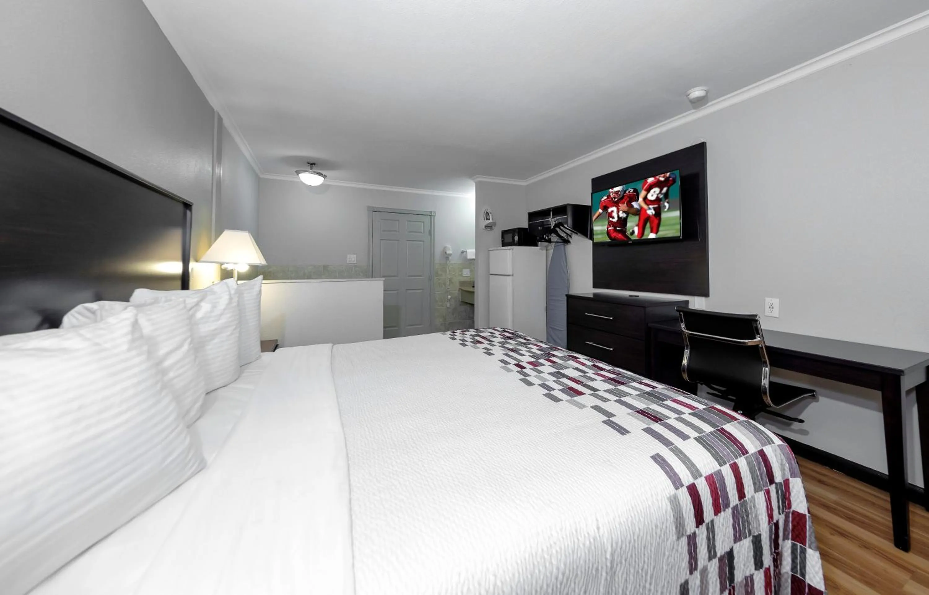 Guests, Bed in Red Roof Inn Arlington - Entertainment District