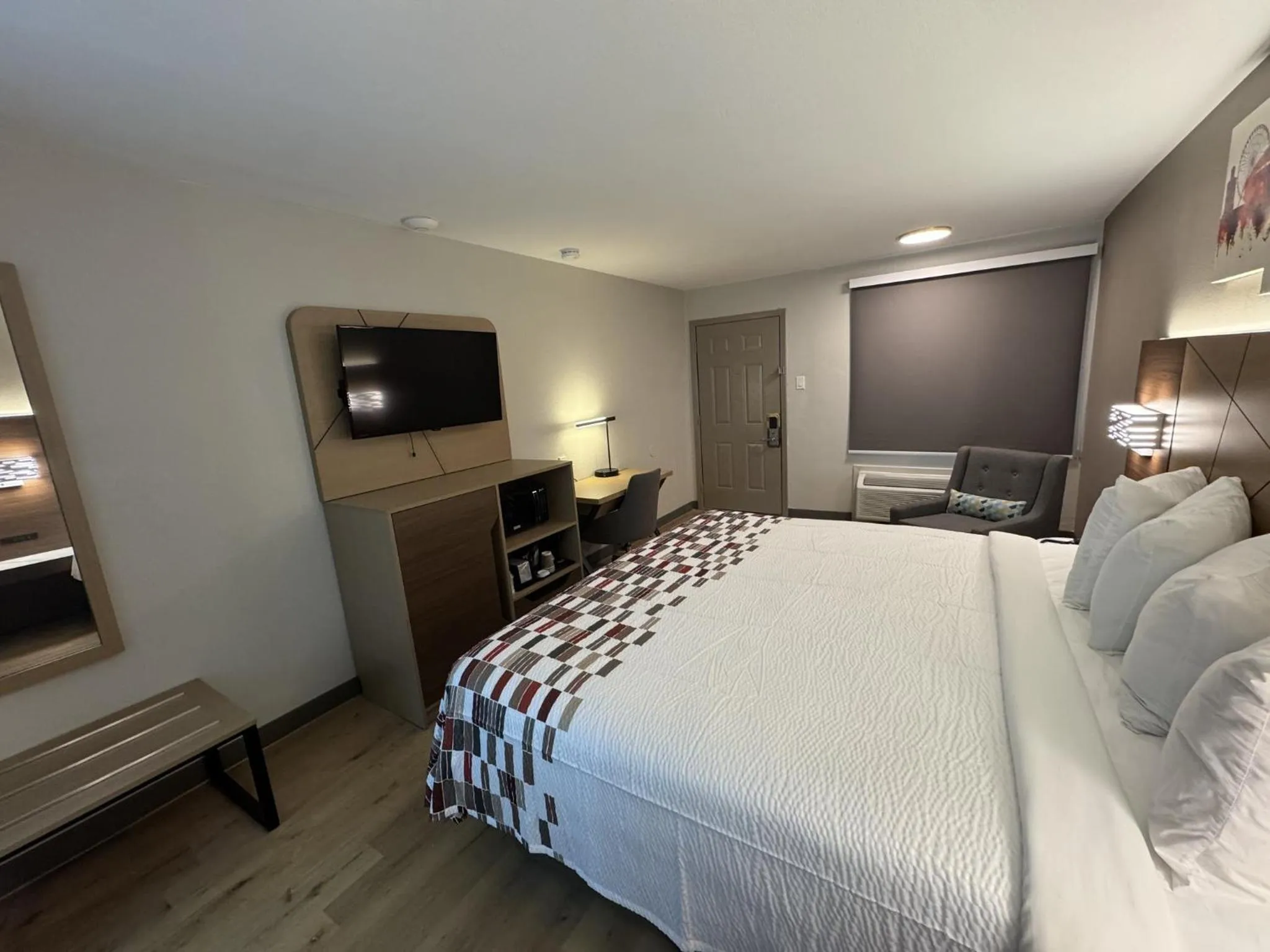 Photo of the whole room, Bed in Red Roof Inn Arlington - Entertainment District