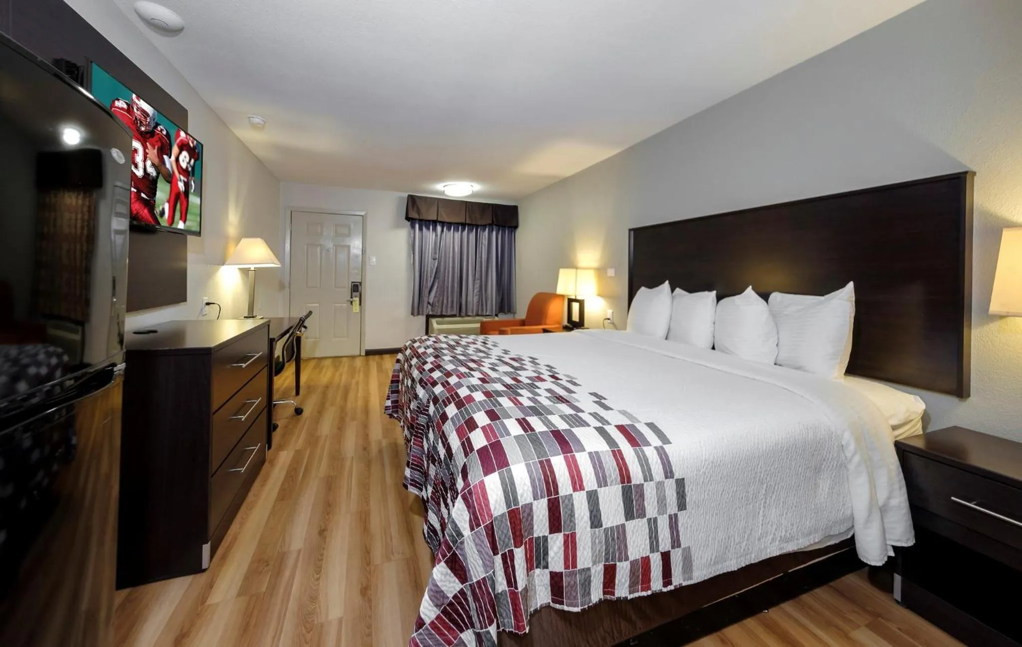 Photo of the whole room, Bed in Red Roof Inn Arlington - Entertainment District