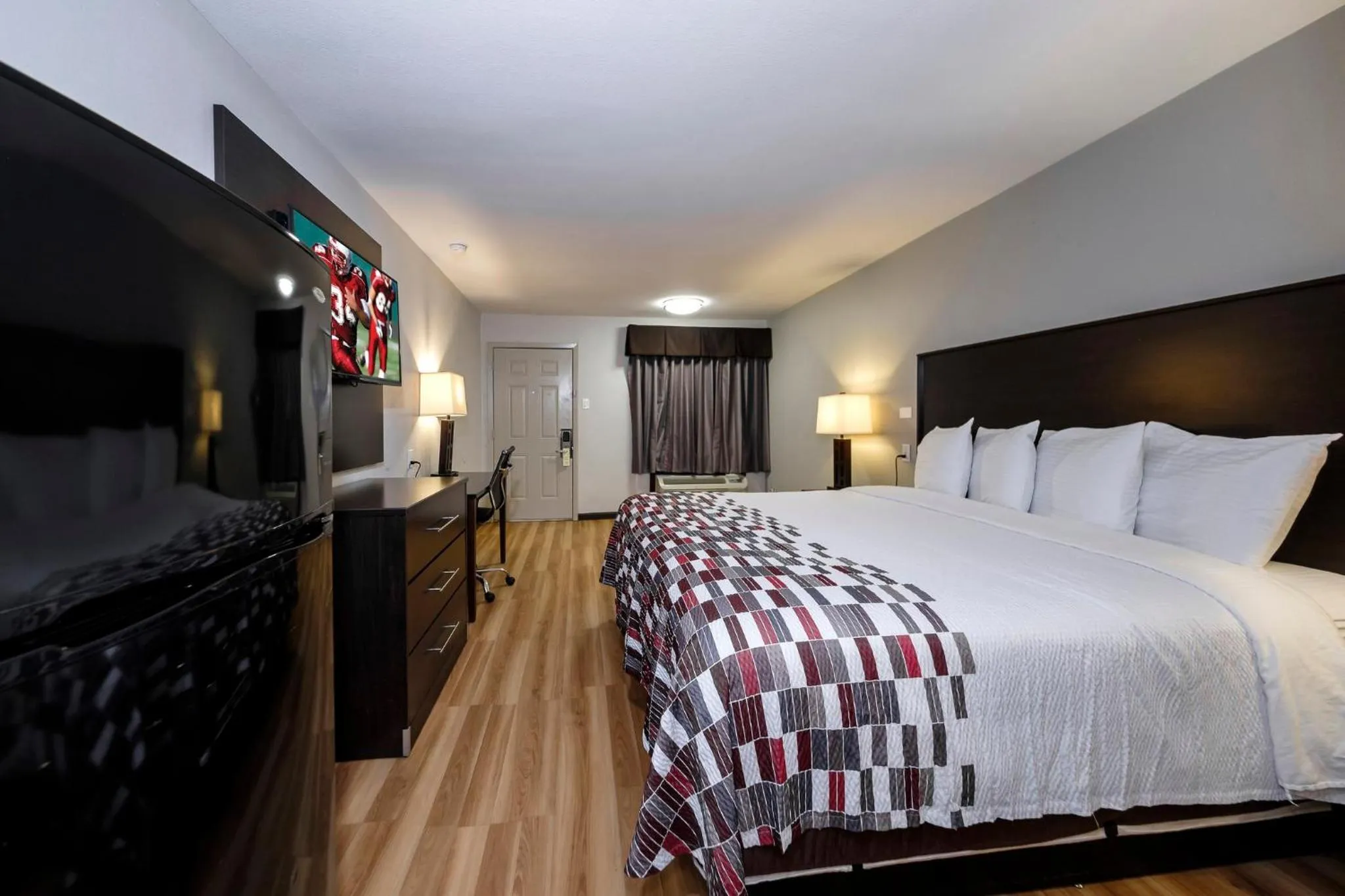 Photo of the whole room, Bed in Red Roof Inn Arlington - Entertainment District