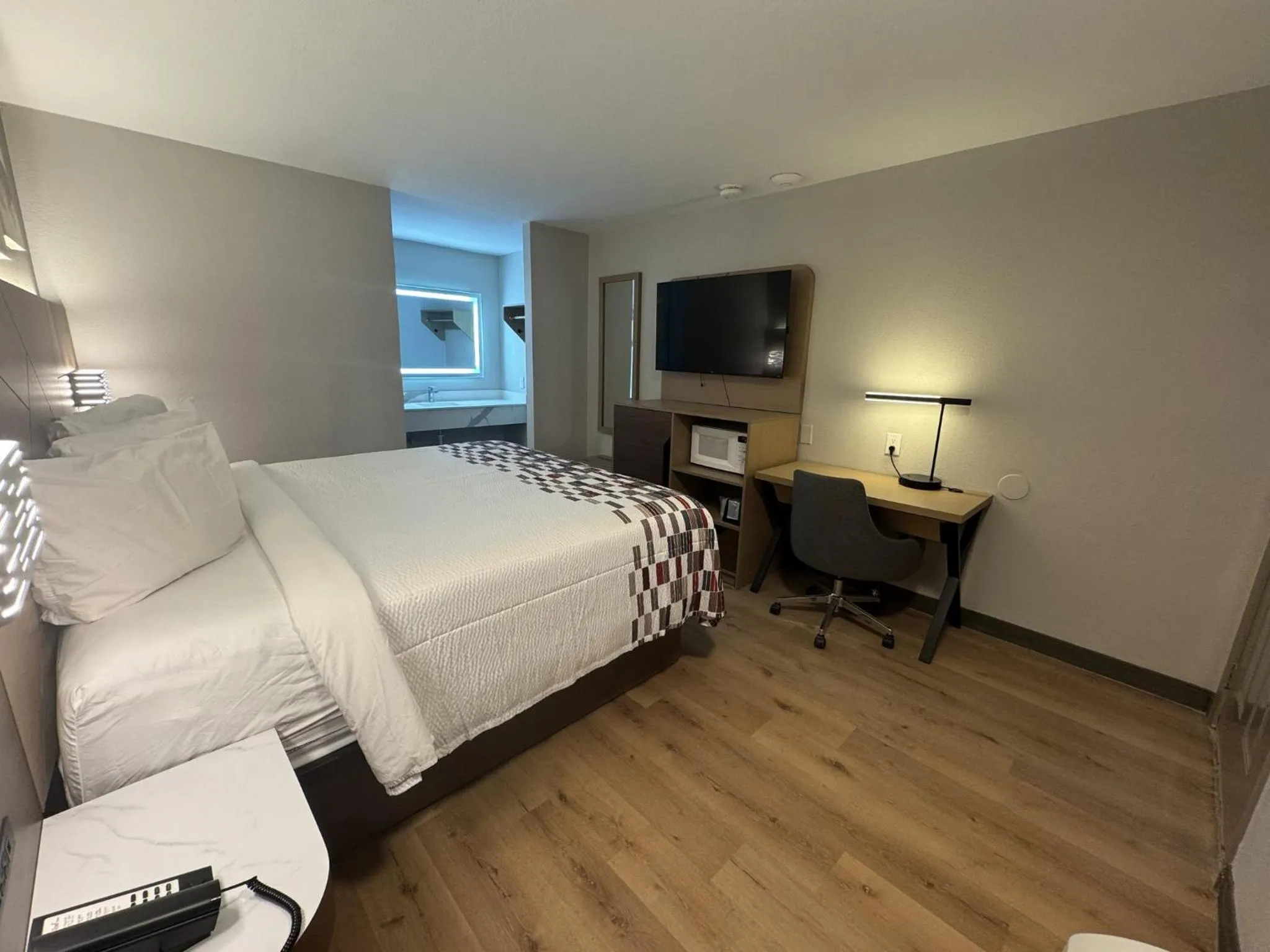 Photo of the whole room, Bed in Red Roof Inn Arlington - Entertainment District