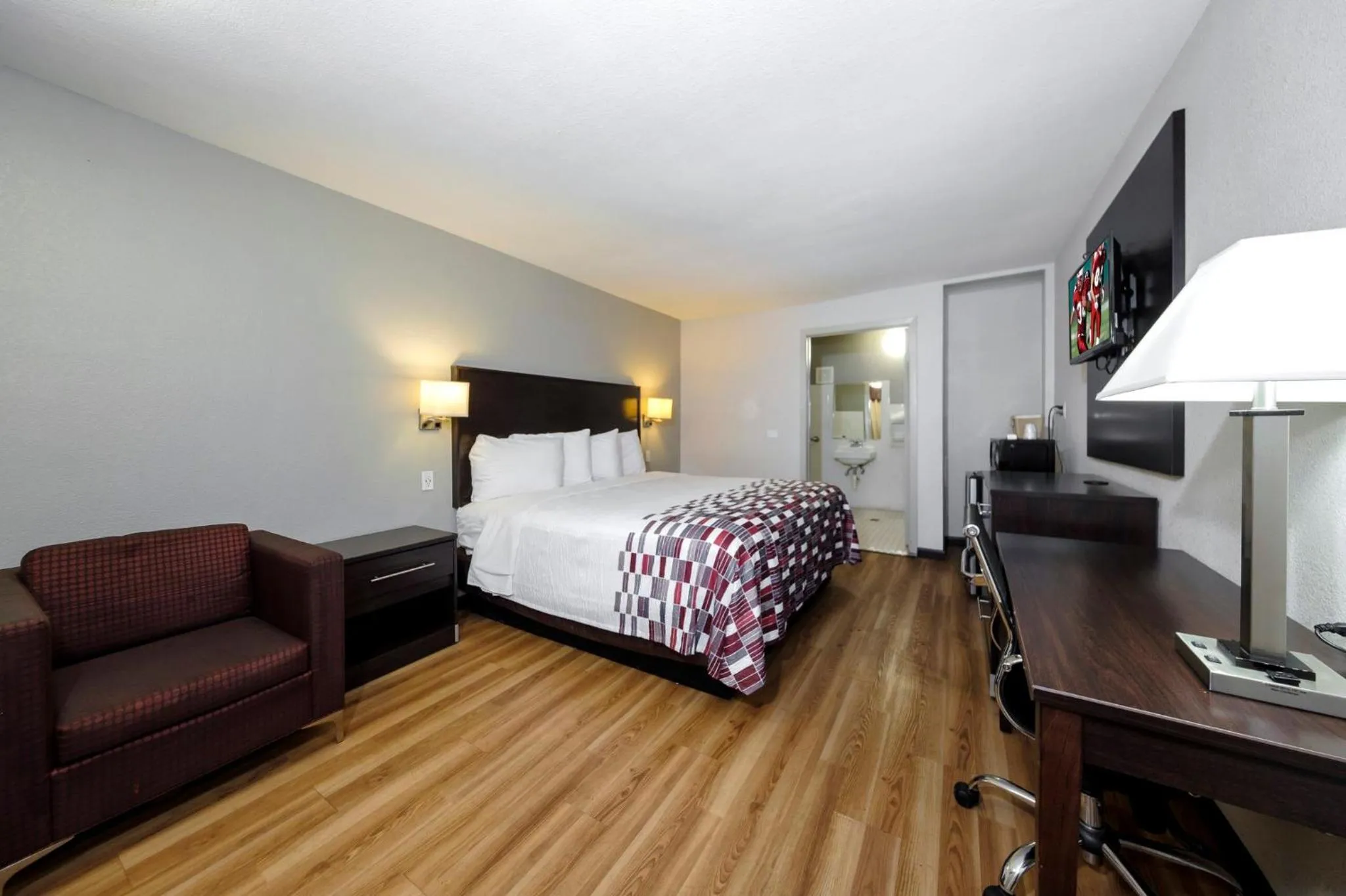 Photo of the whole room, Bed in Red Roof Inn Arlington - Entertainment District