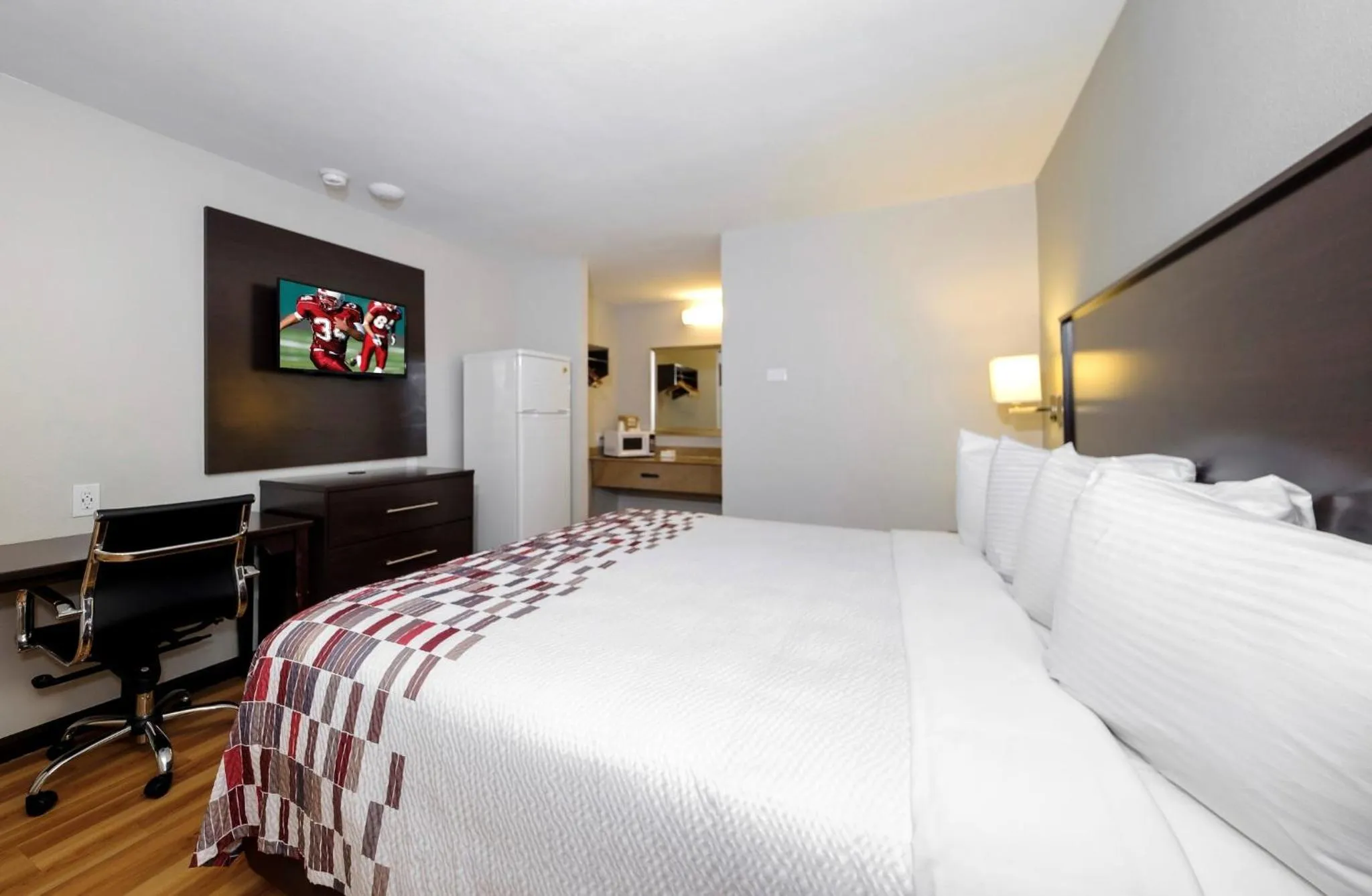 Photo of the whole room, Bed in Red Roof Inn Arlington - Entertainment District