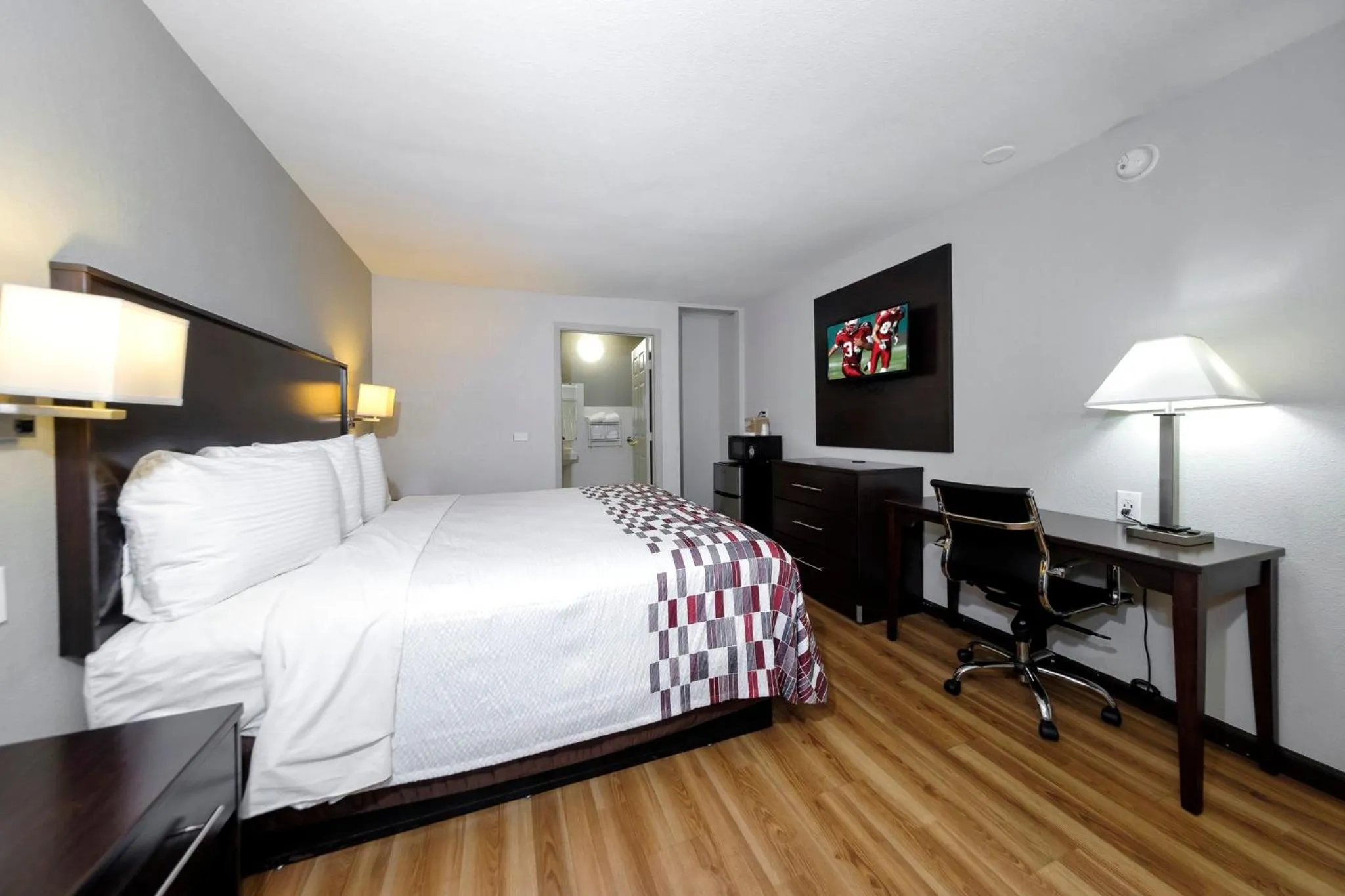Photo of the whole room, Bed in Red Roof Inn Arlington - Entertainment District