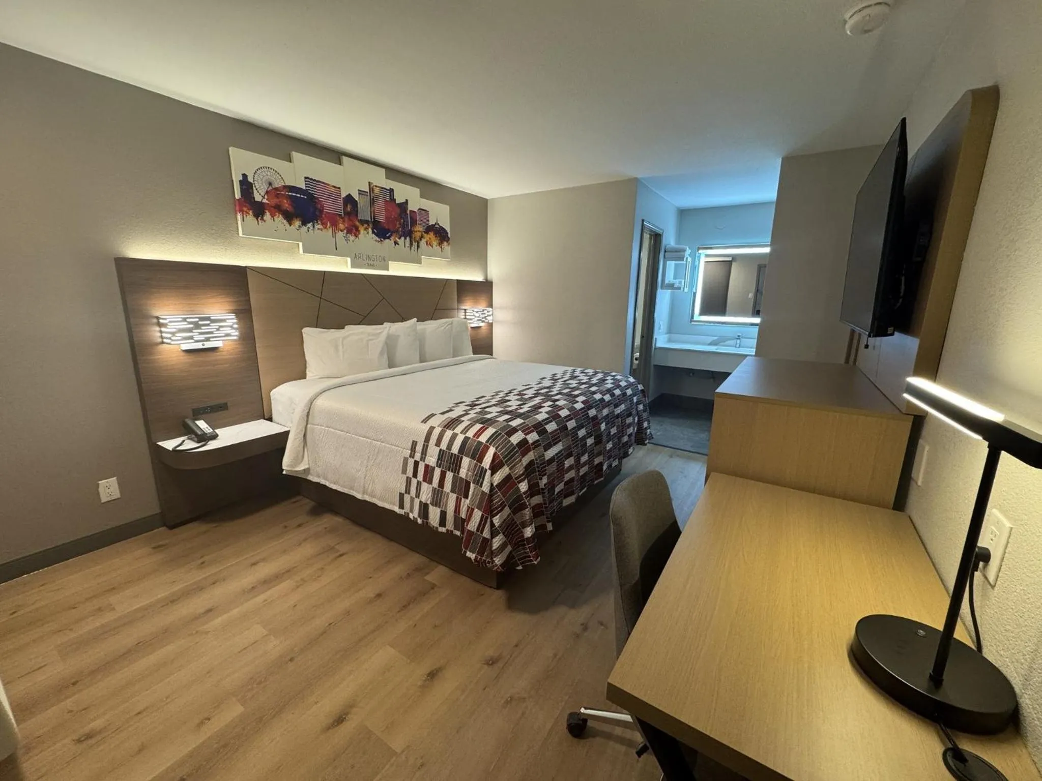 Photo of the whole room, Bed in Red Roof Inn Arlington - Entertainment District