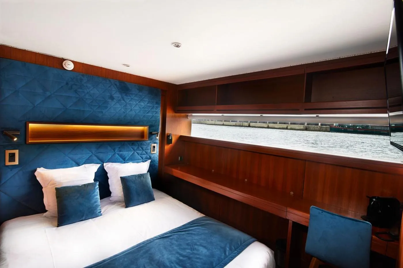 Photo of the whole room, Bed in VIP Paris Yacht Hôtel & Spa