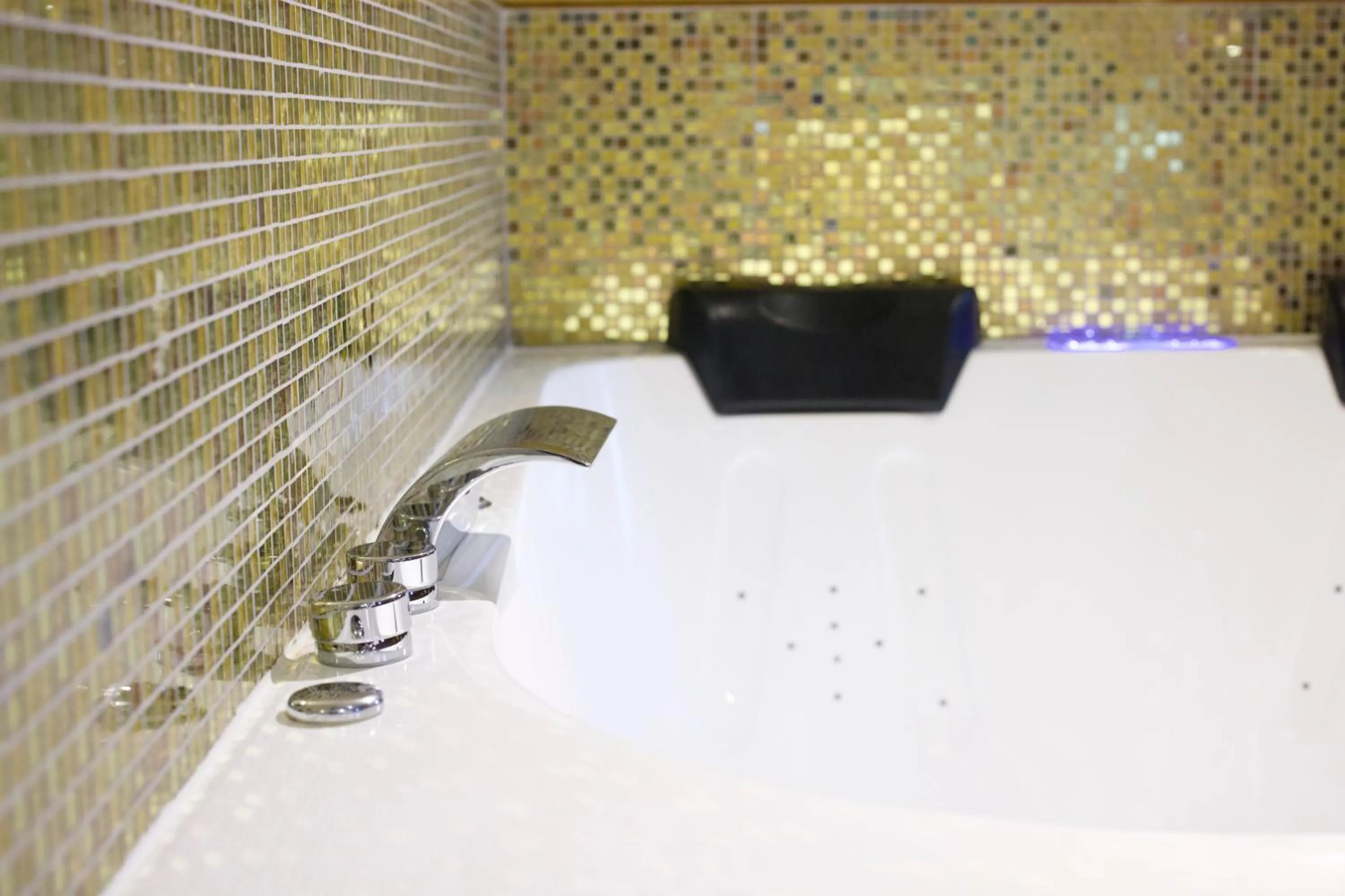 Hot Tub in VIP Paris Yacht Hôtel & Spa