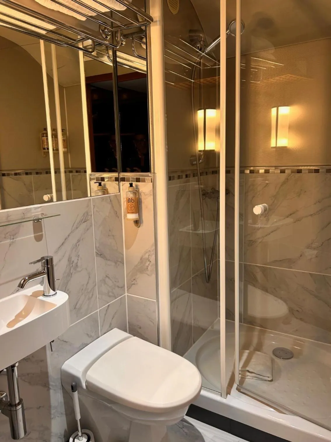 Shower in VIP Paris Yacht Hôtel & Spa