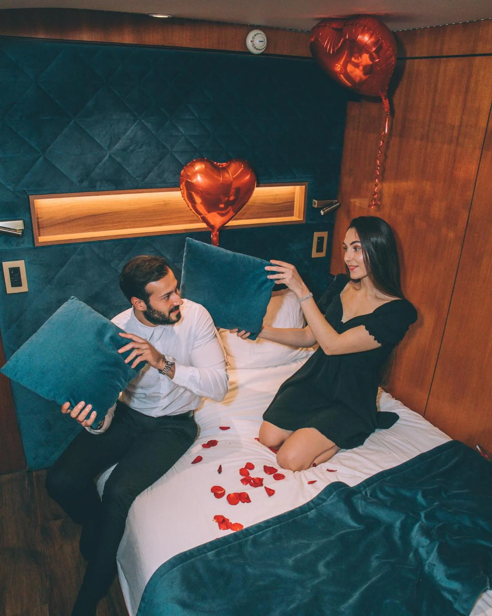 People, Bed in VIP Paris Yacht Hôtel & Spa