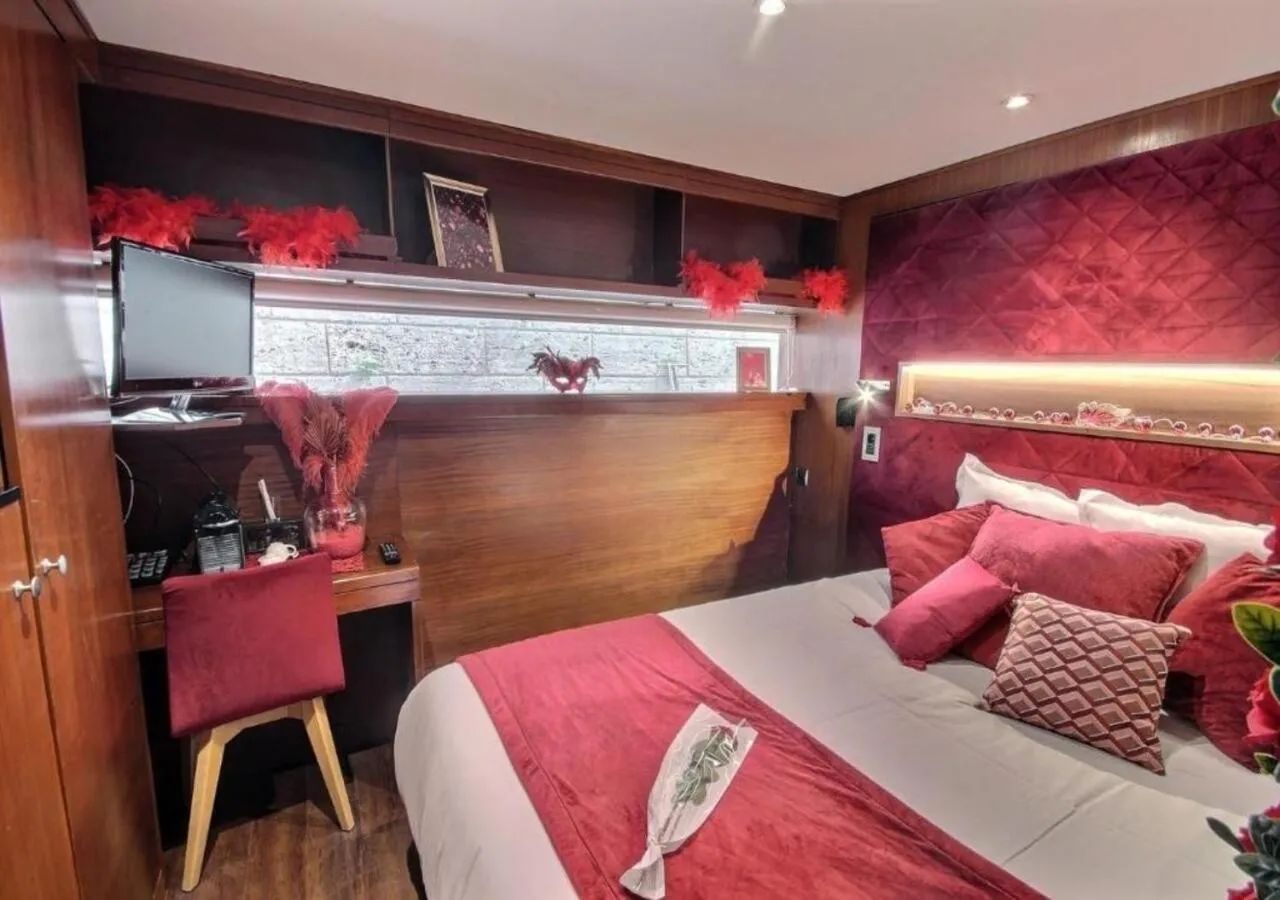 Bedroom, Bed in VIP Paris Yacht Hôtel & Spa