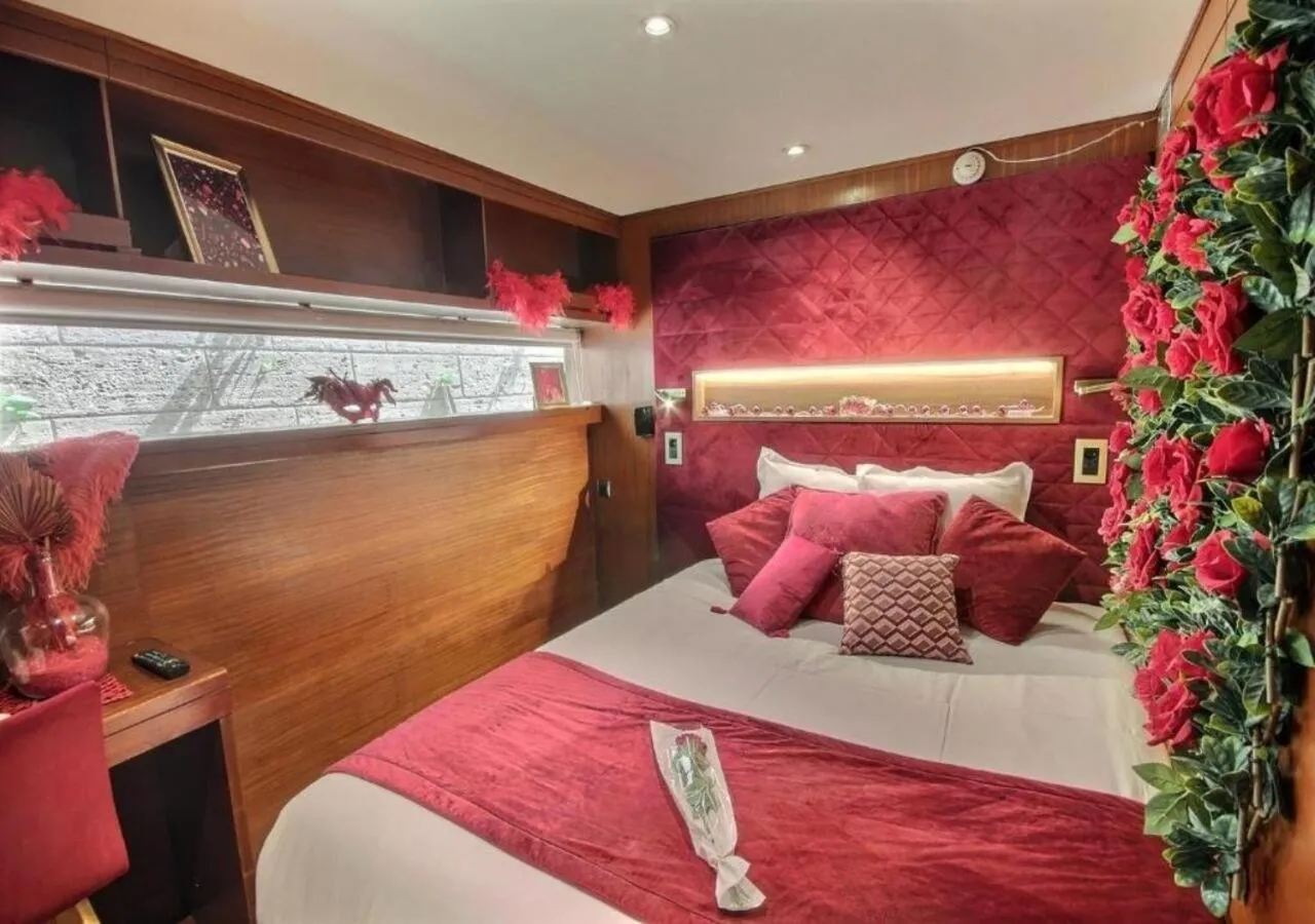 Bedroom, Bed in VIP Paris Yacht Hôtel & Spa