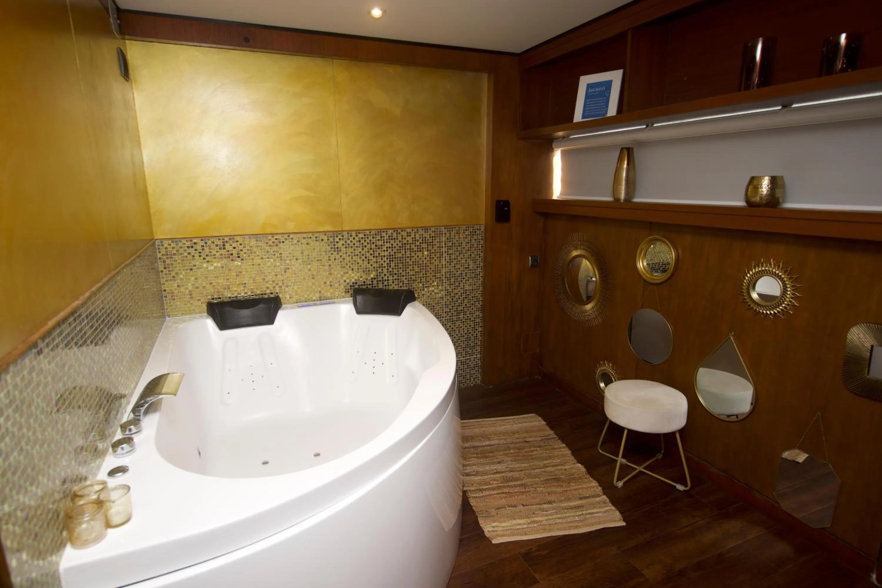 Hot Tub in VIP Paris Yacht Hôtel & Spa