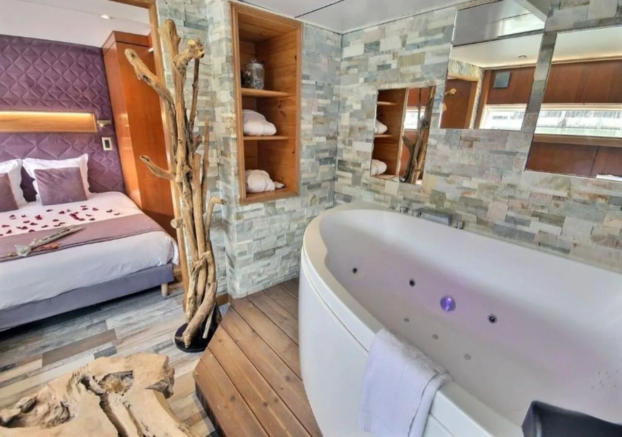 Hot Tub, Bed in VIP Paris Yacht Hôtel & Spa