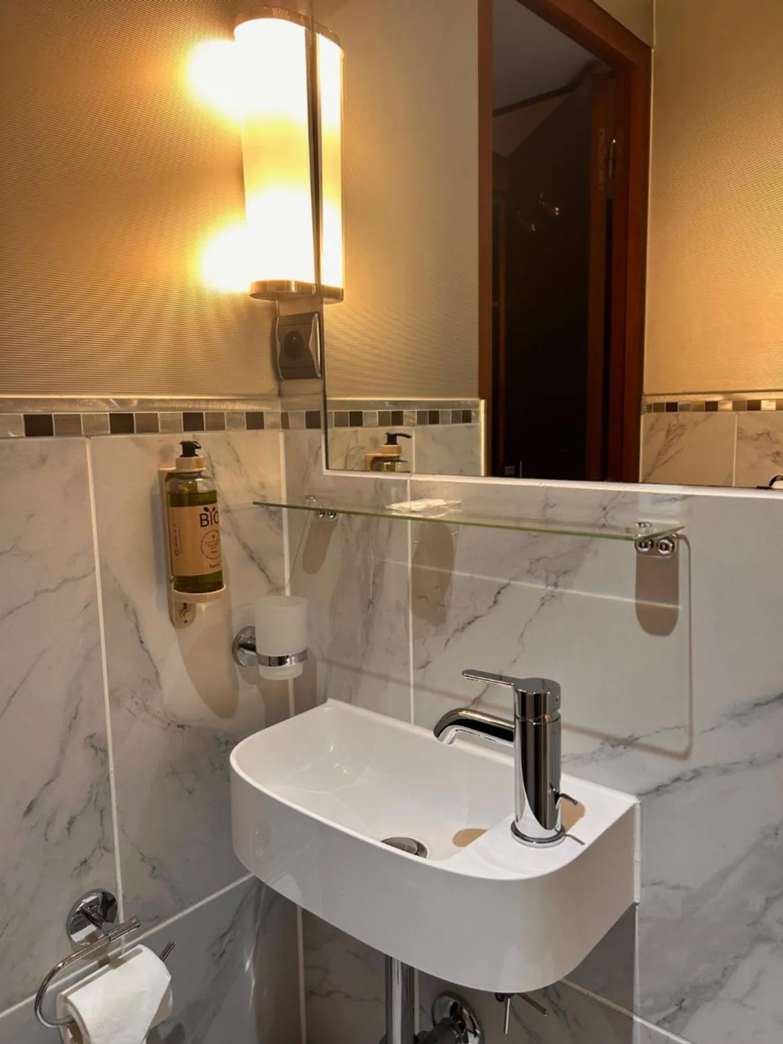 Shower in VIP Paris Yacht Hôtel & Spa