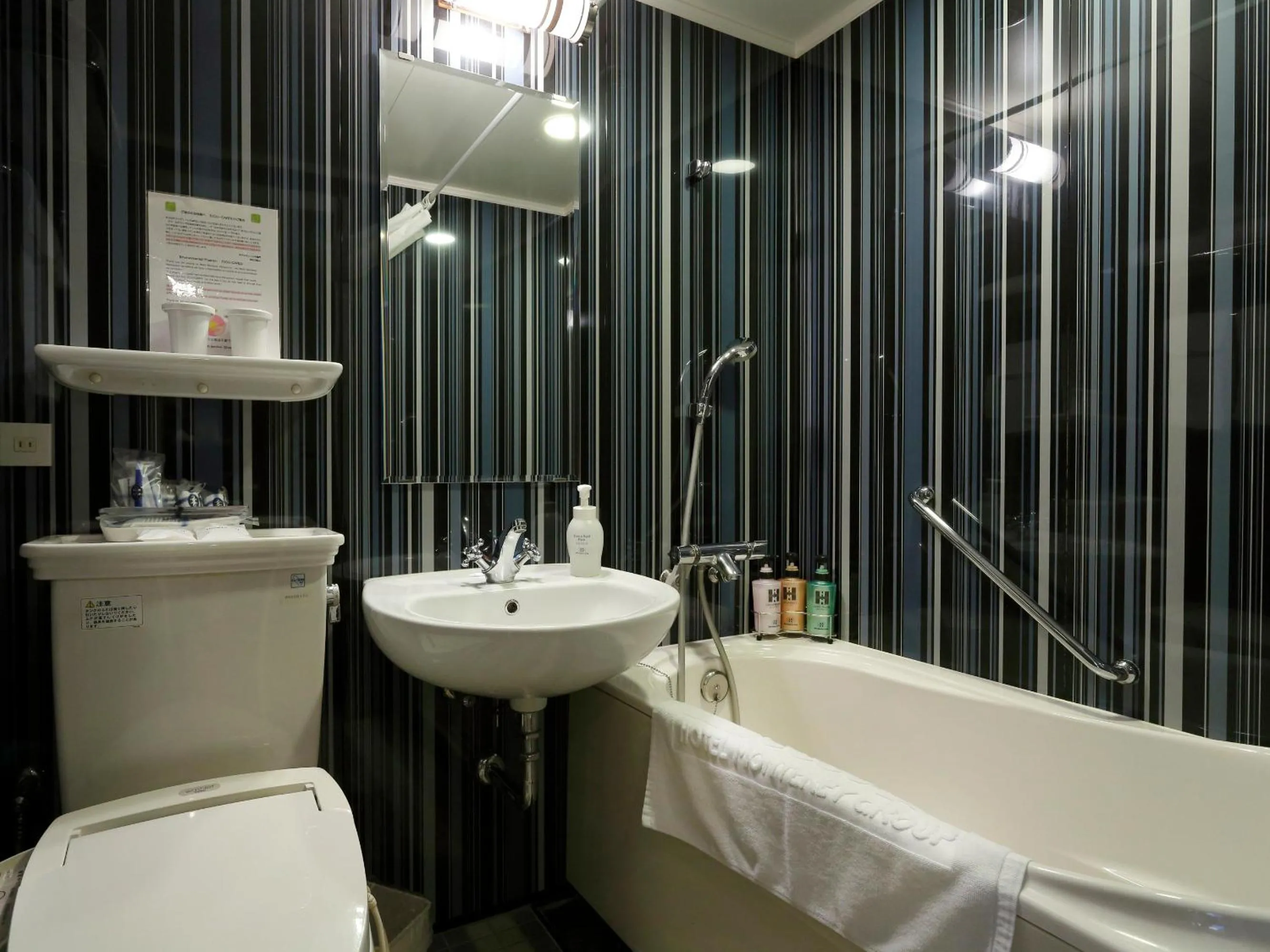 Bathroom in Hotel Monterey Hanzomon