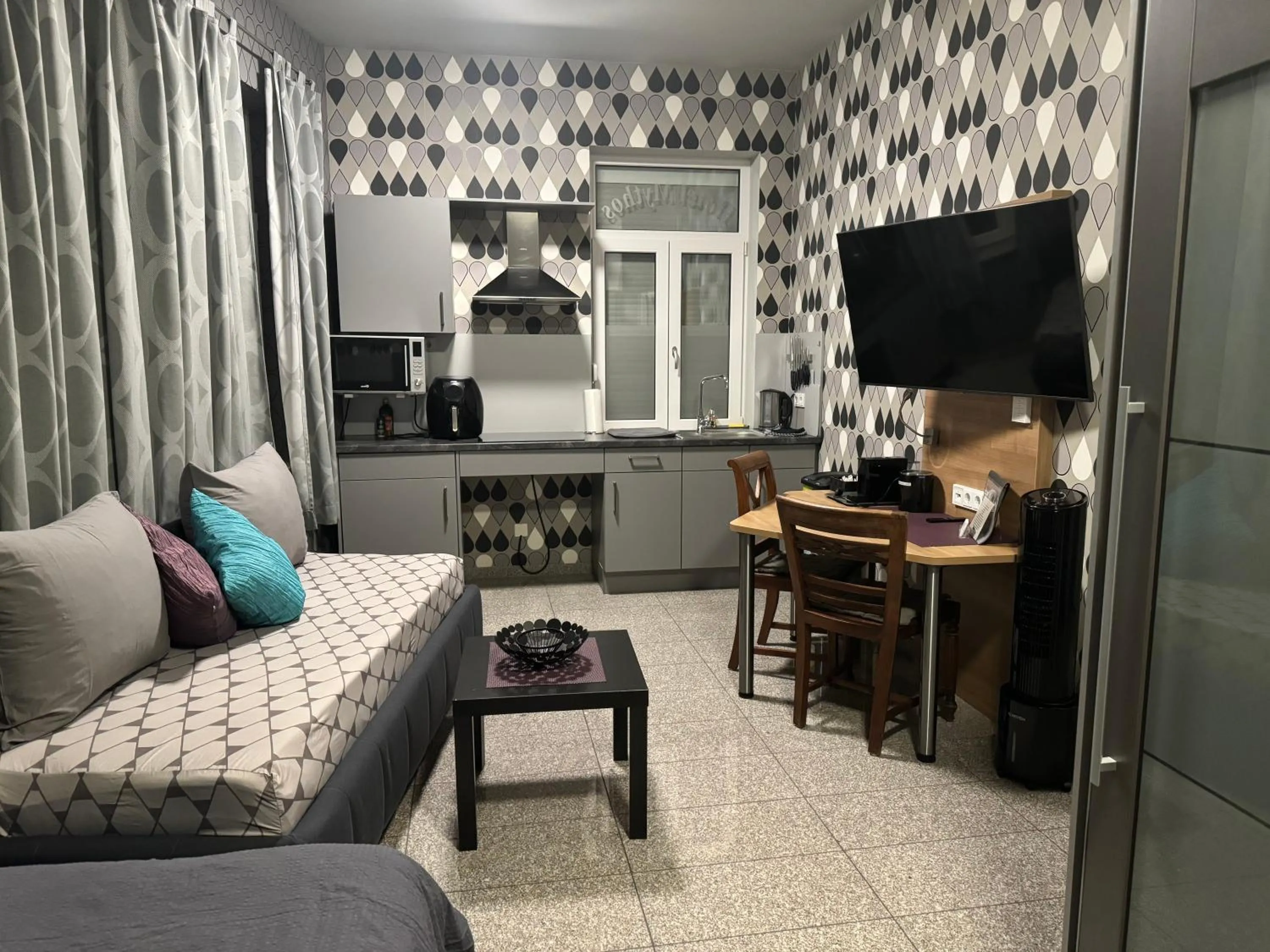 TV and multimedia in Hotel "Mythos Apartments" alle Zimmer mit Kochnische, Apartments mit Küche!