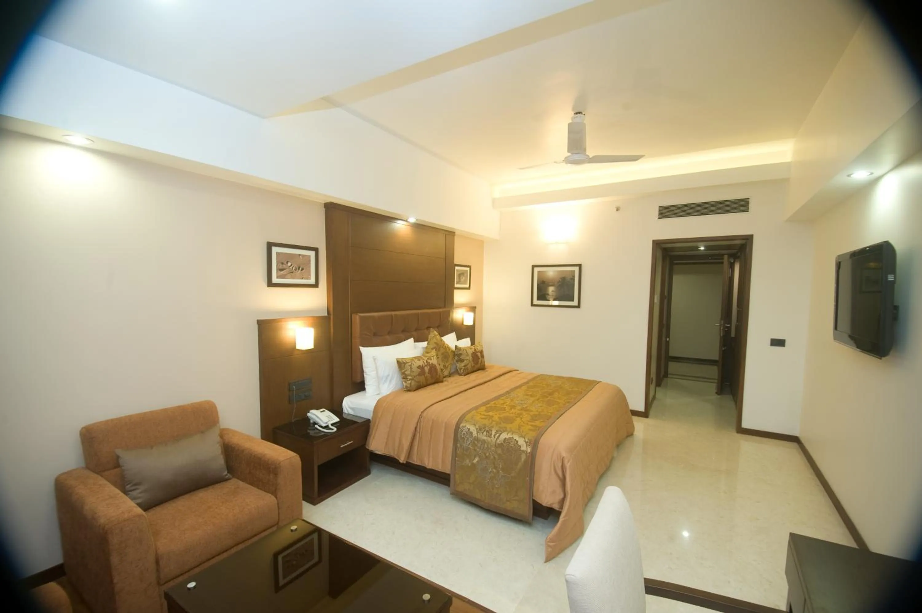 Photo of the whole room, Bed in The Ocean Pearl