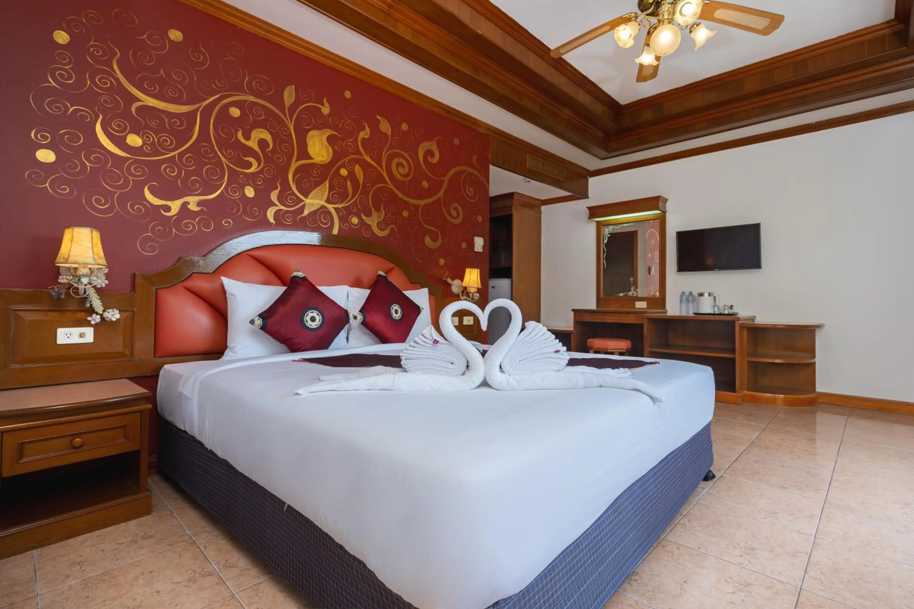 Bedroom, Bed in Memory Karon Resort