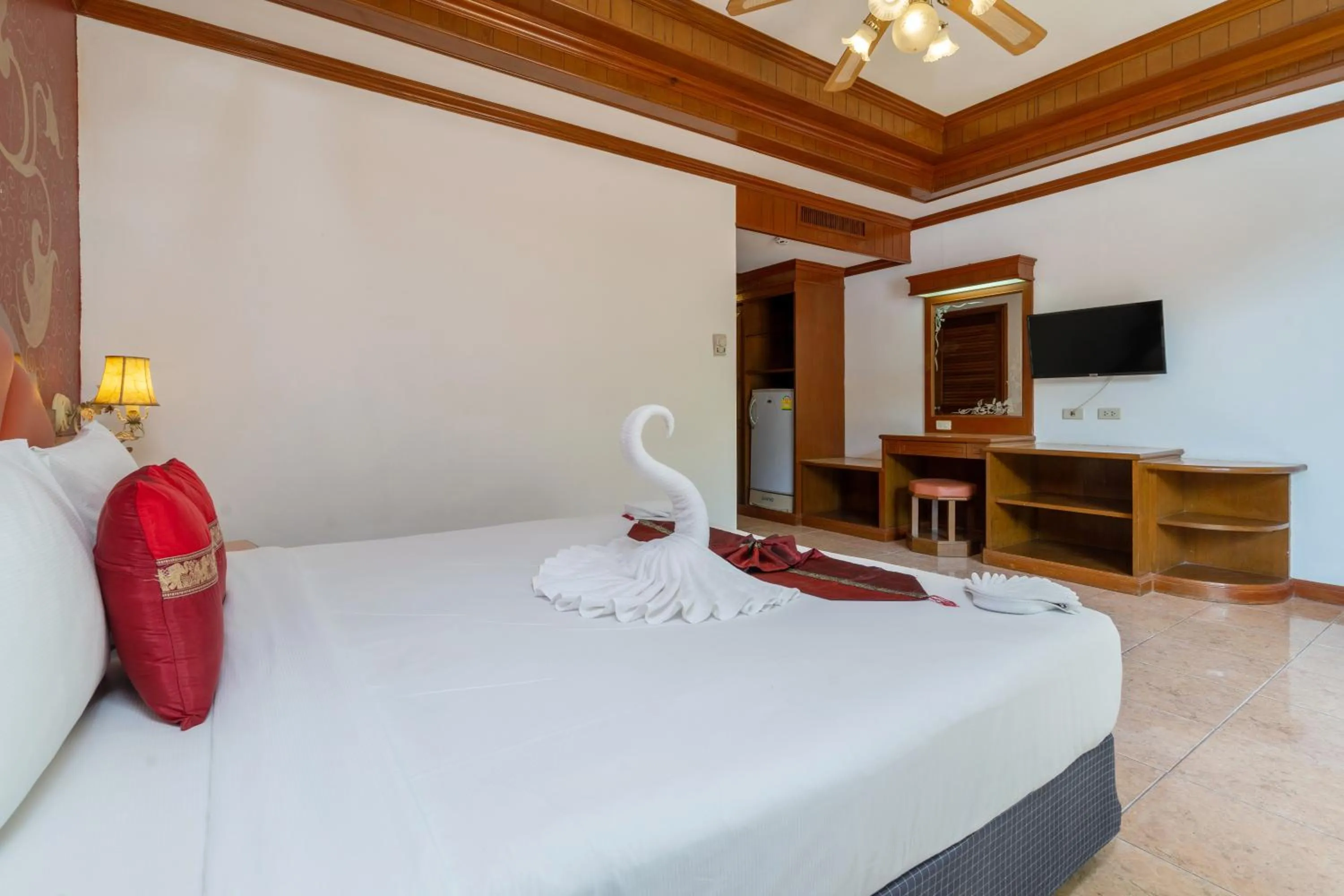 Bedroom, Bed in Memory Karon Resort