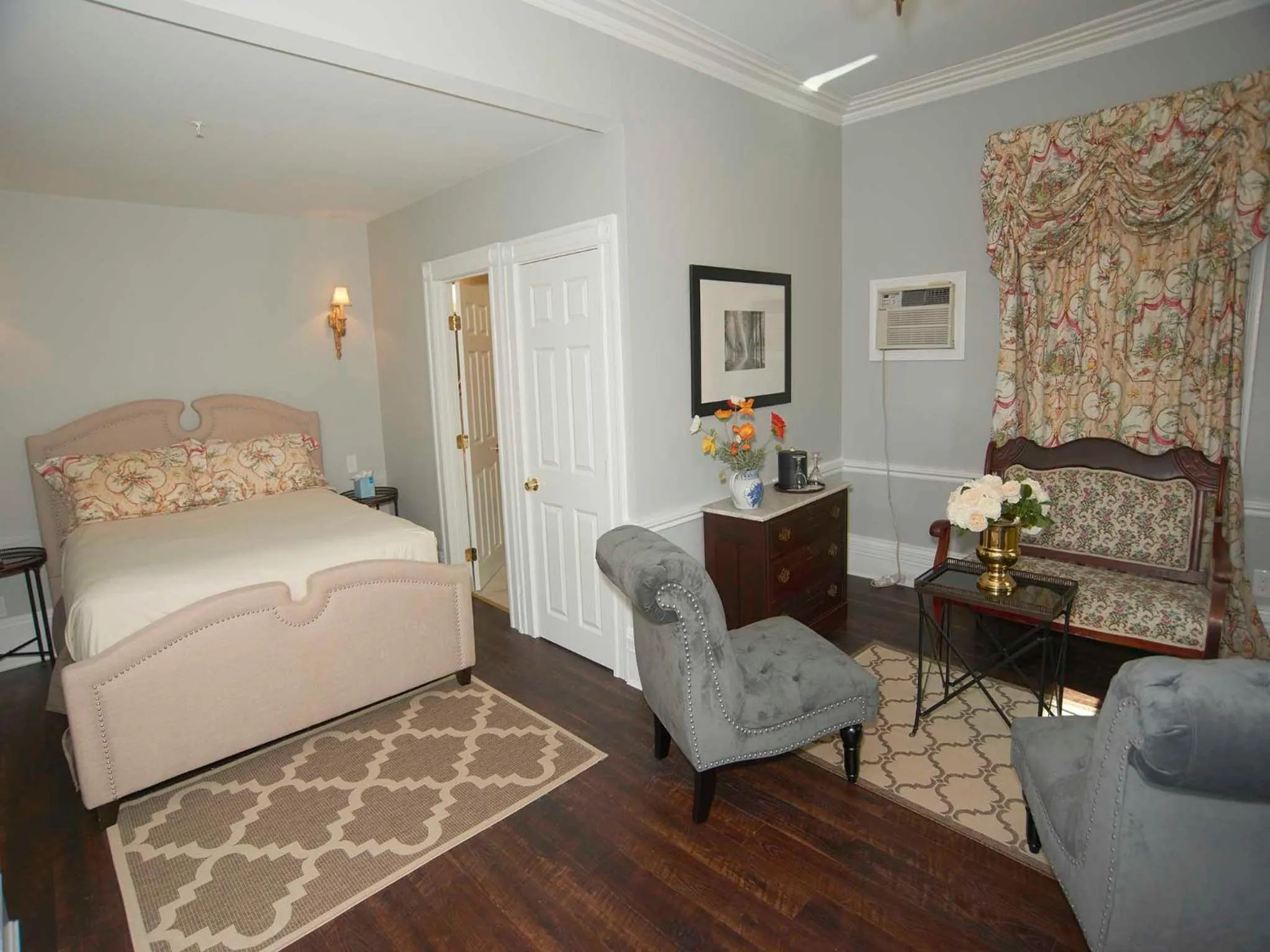 Bed in Bellevue Manor