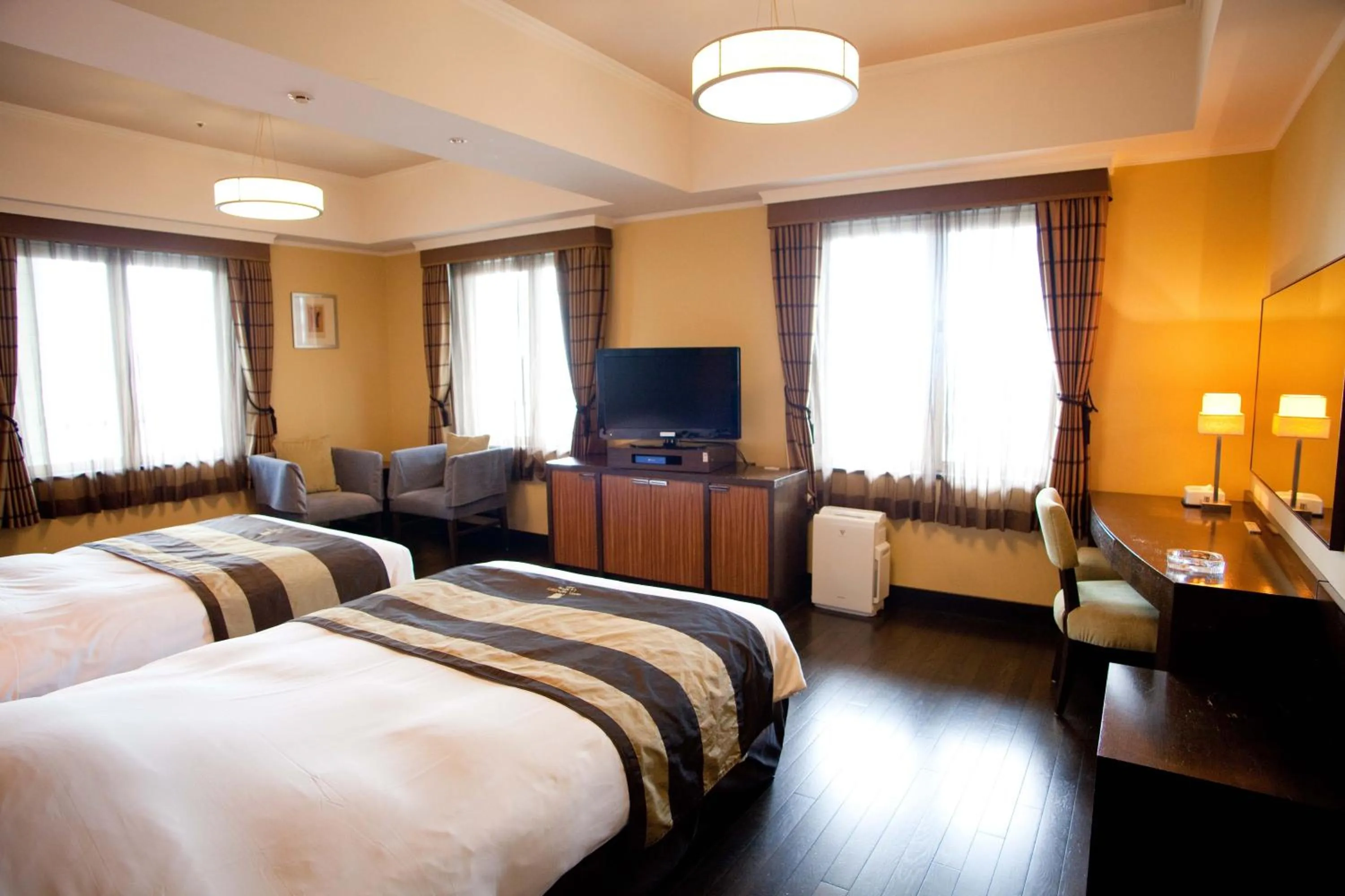 Photo of the whole room, Bed in Hotel Monterey La Soeur Osaka