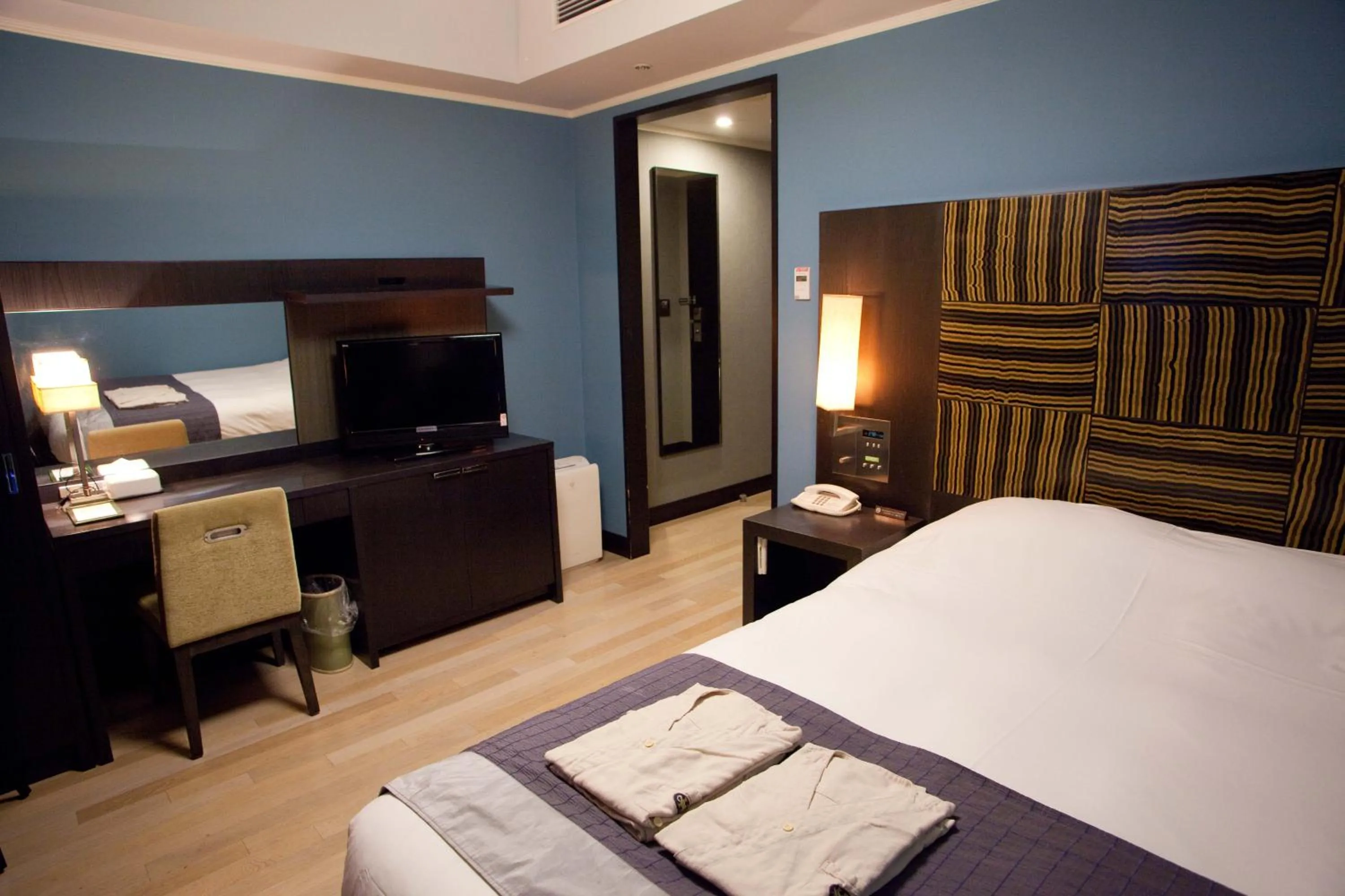 Photo of the whole room, Bed in Hotel Monterey La Soeur Osaka