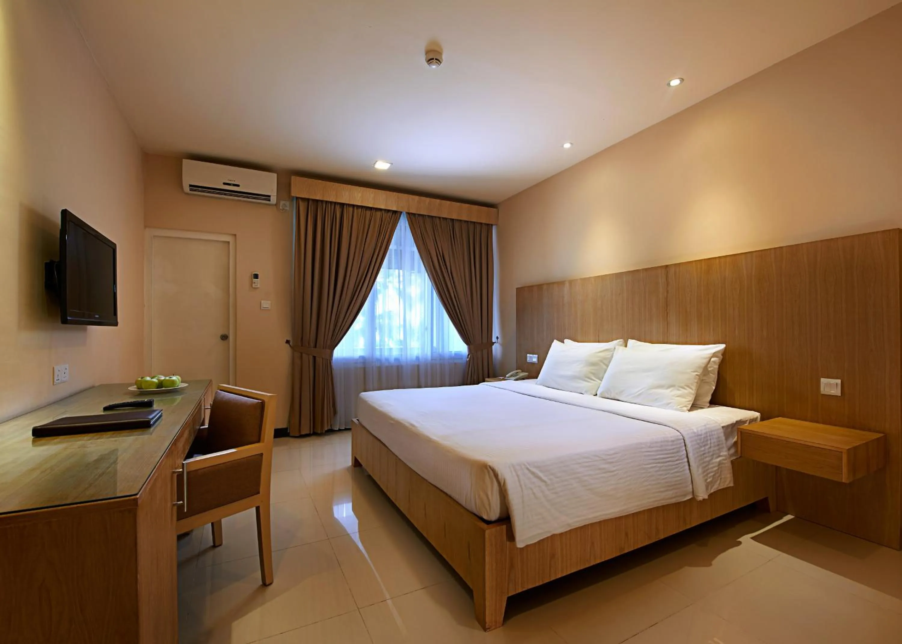 Bedroom, Bed in Berjaya Hotel Colombo