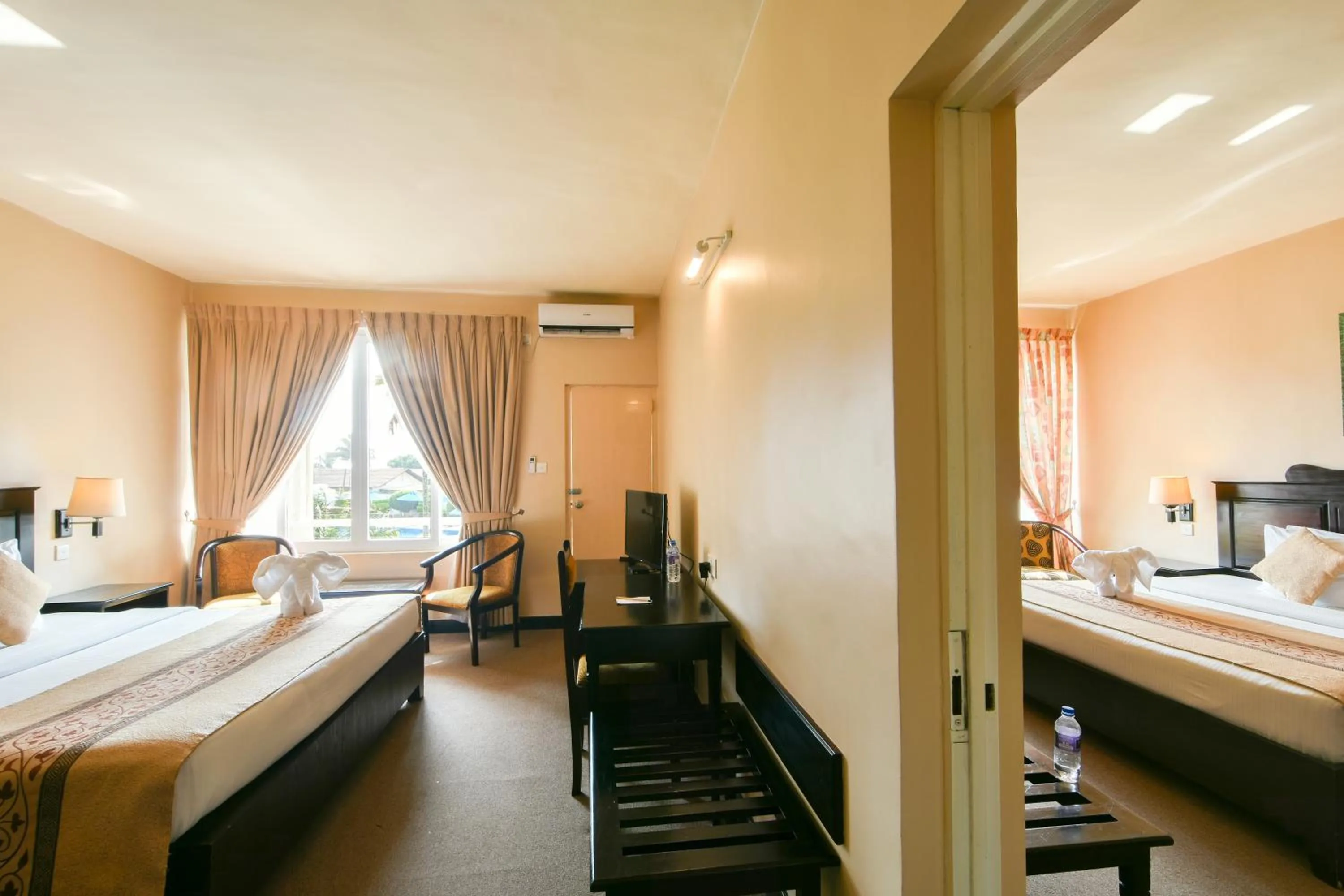 Photo of the whole room, Bed in Berjaya Hotel Colombo