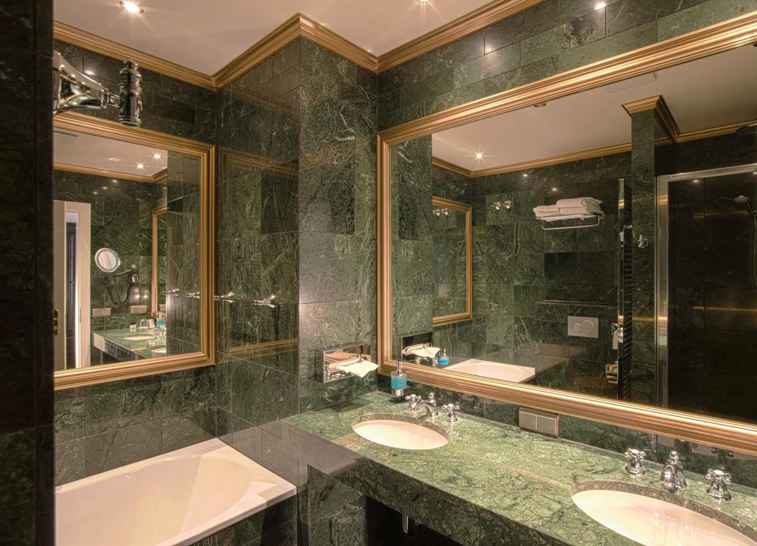 Bathroom in Myer's Hotel Berlin