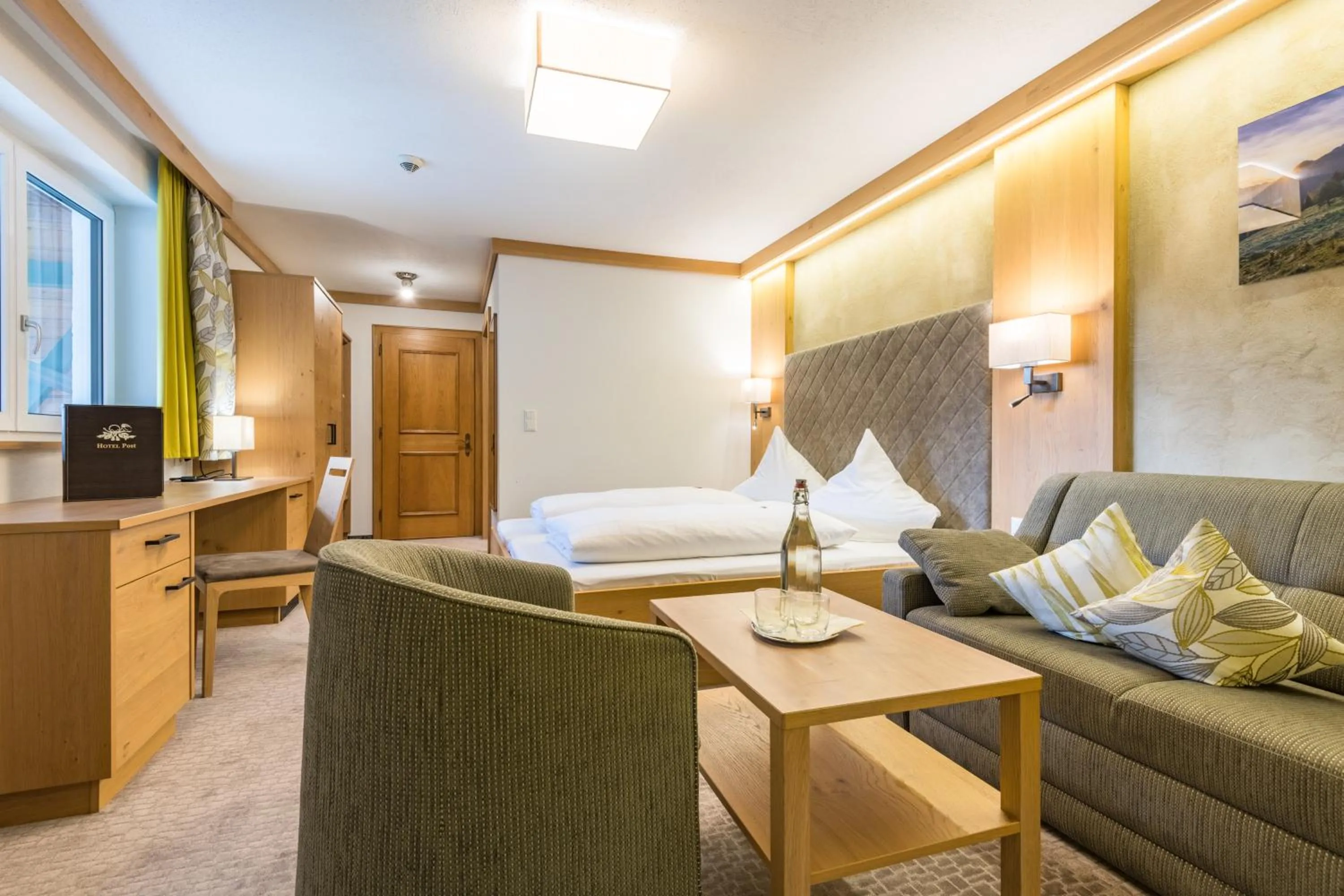 Photo of the whole room, Bed in Hotel Post