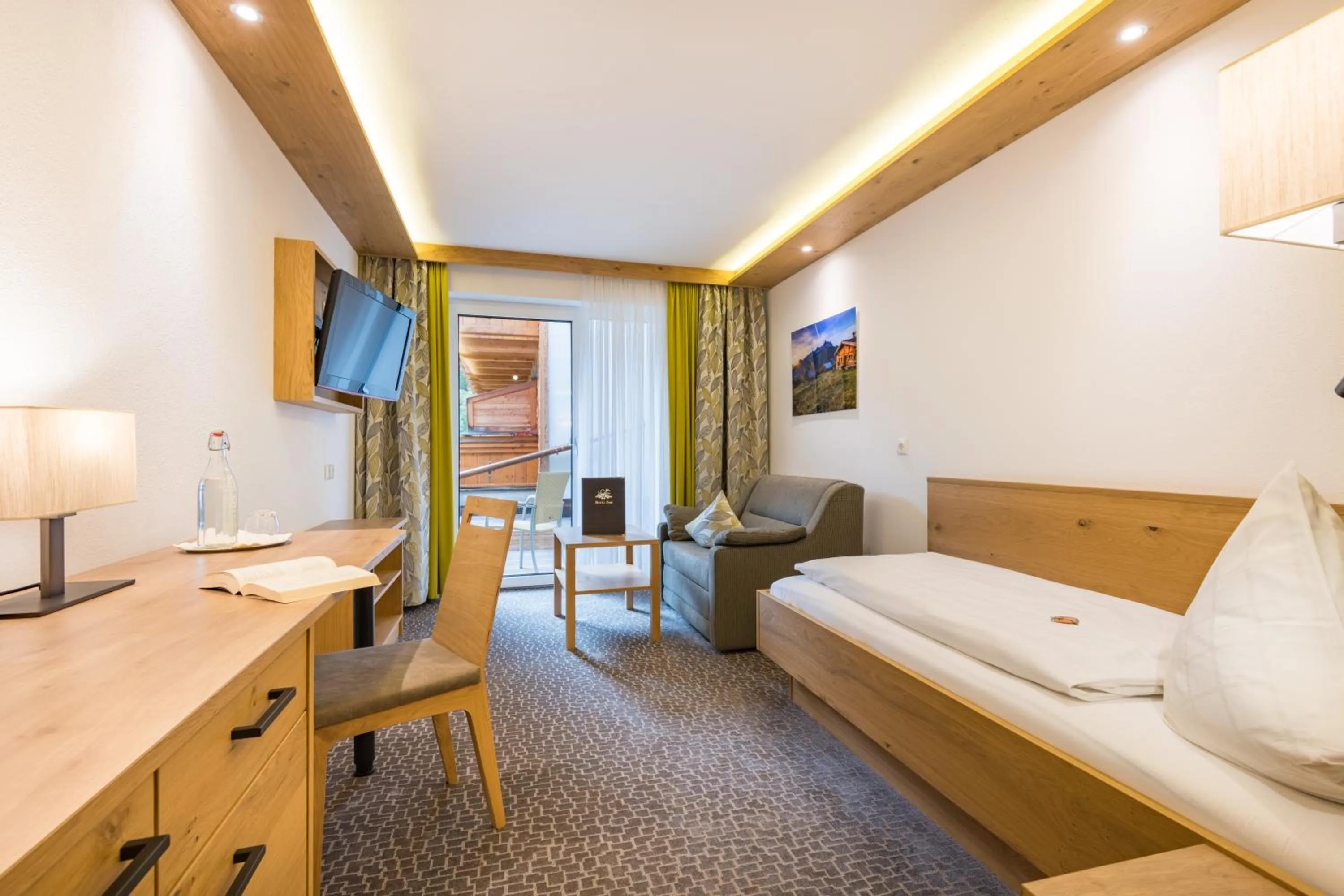 Photo of the whole room, Bed in Hotel Post