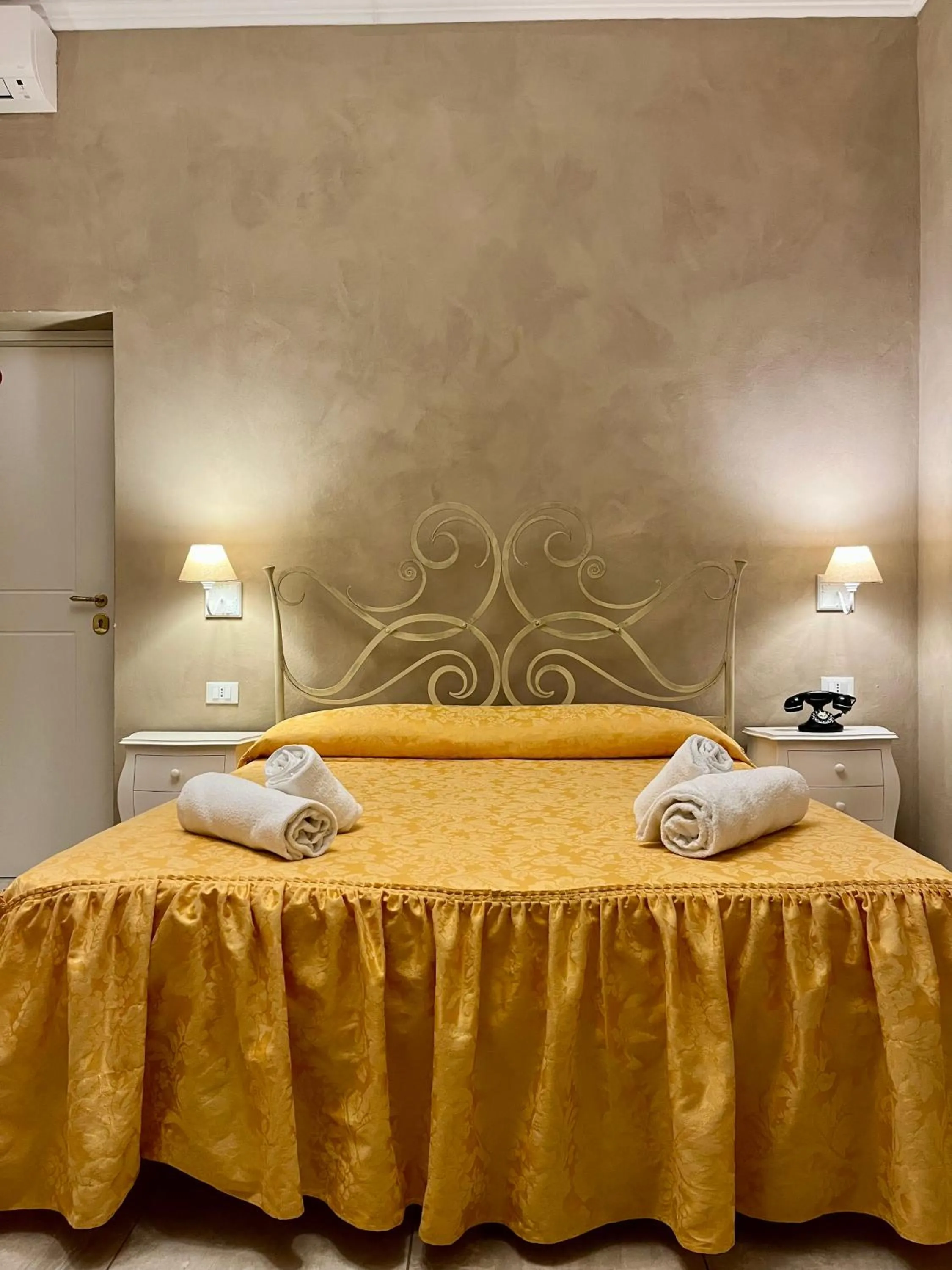 Bed in Boutique Hotel Calais Milano