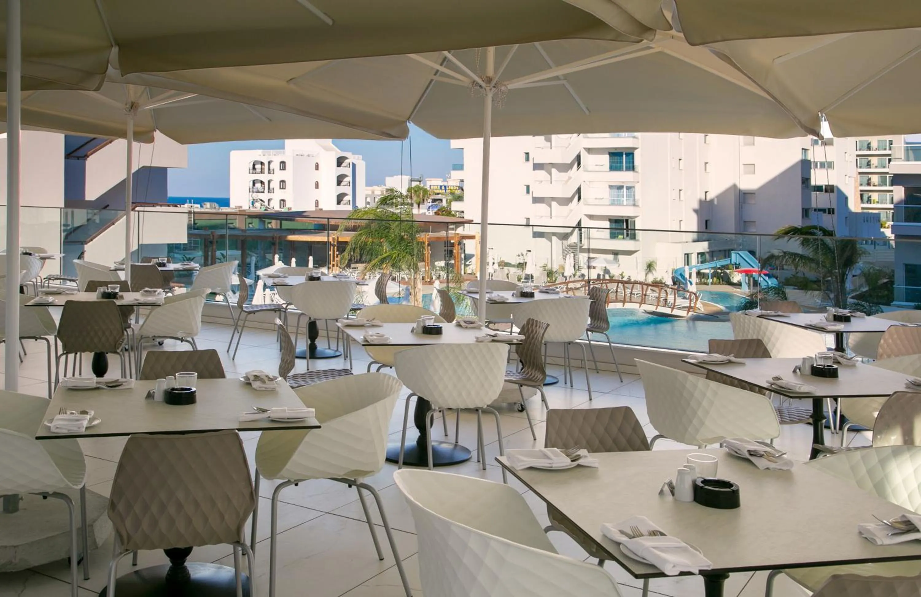 Restaurant/places to eat in Vangelis Hotel & Suites