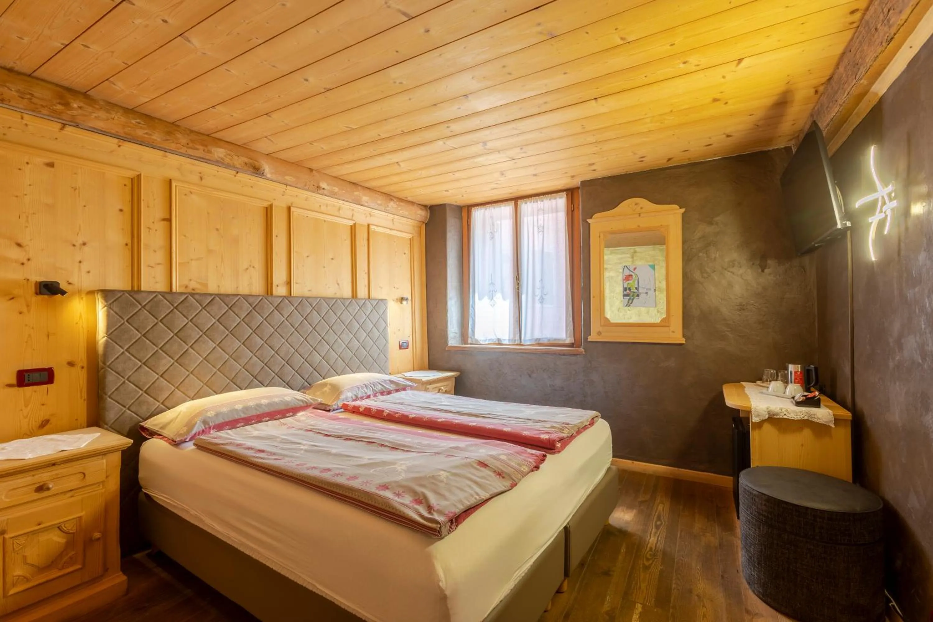 Bed in Historic Hotel Ristorante La Stua