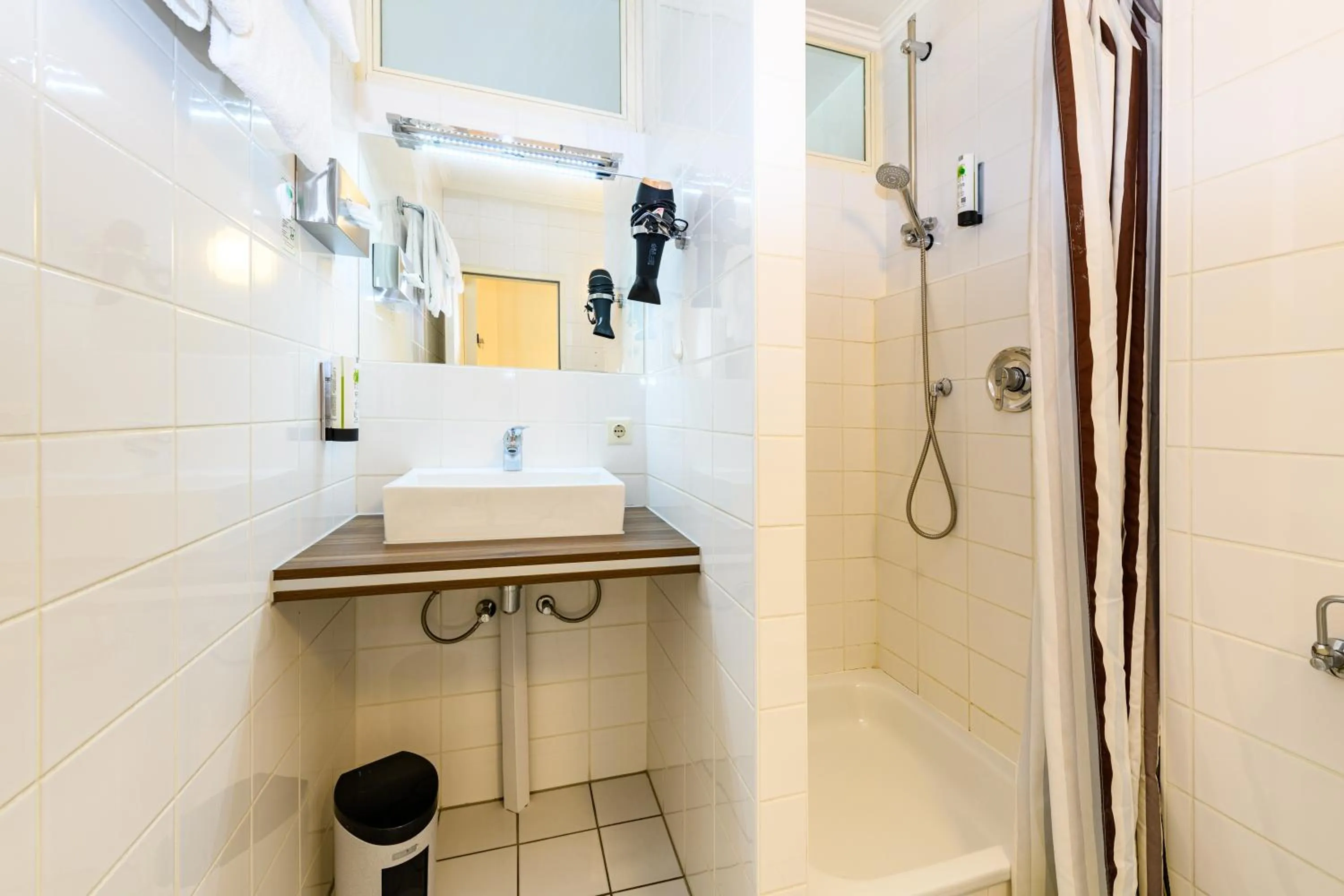 Bathroom in Turmhotel Rhein-Main