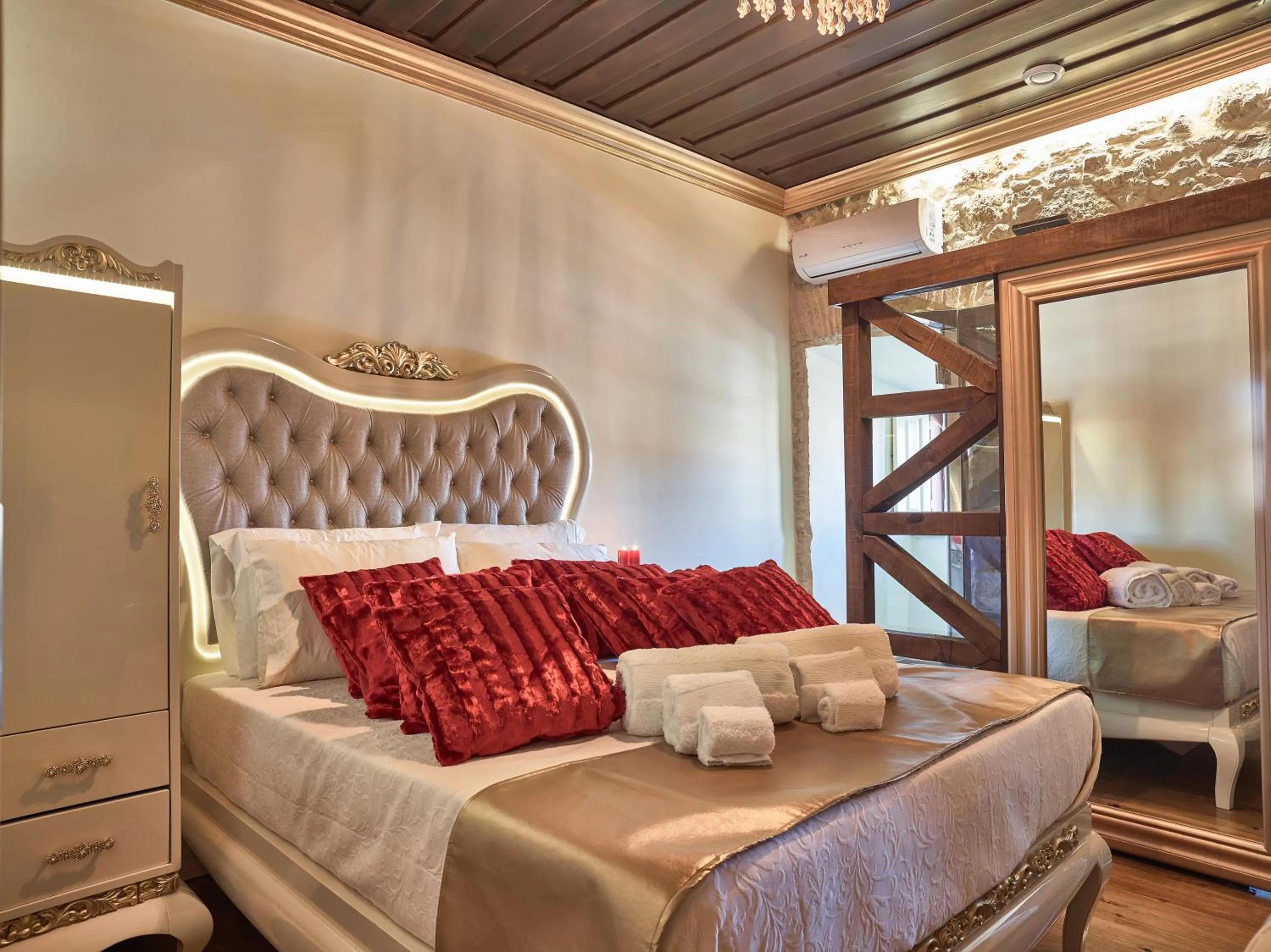 Bed in Solar Antigo Luxury Coimbra