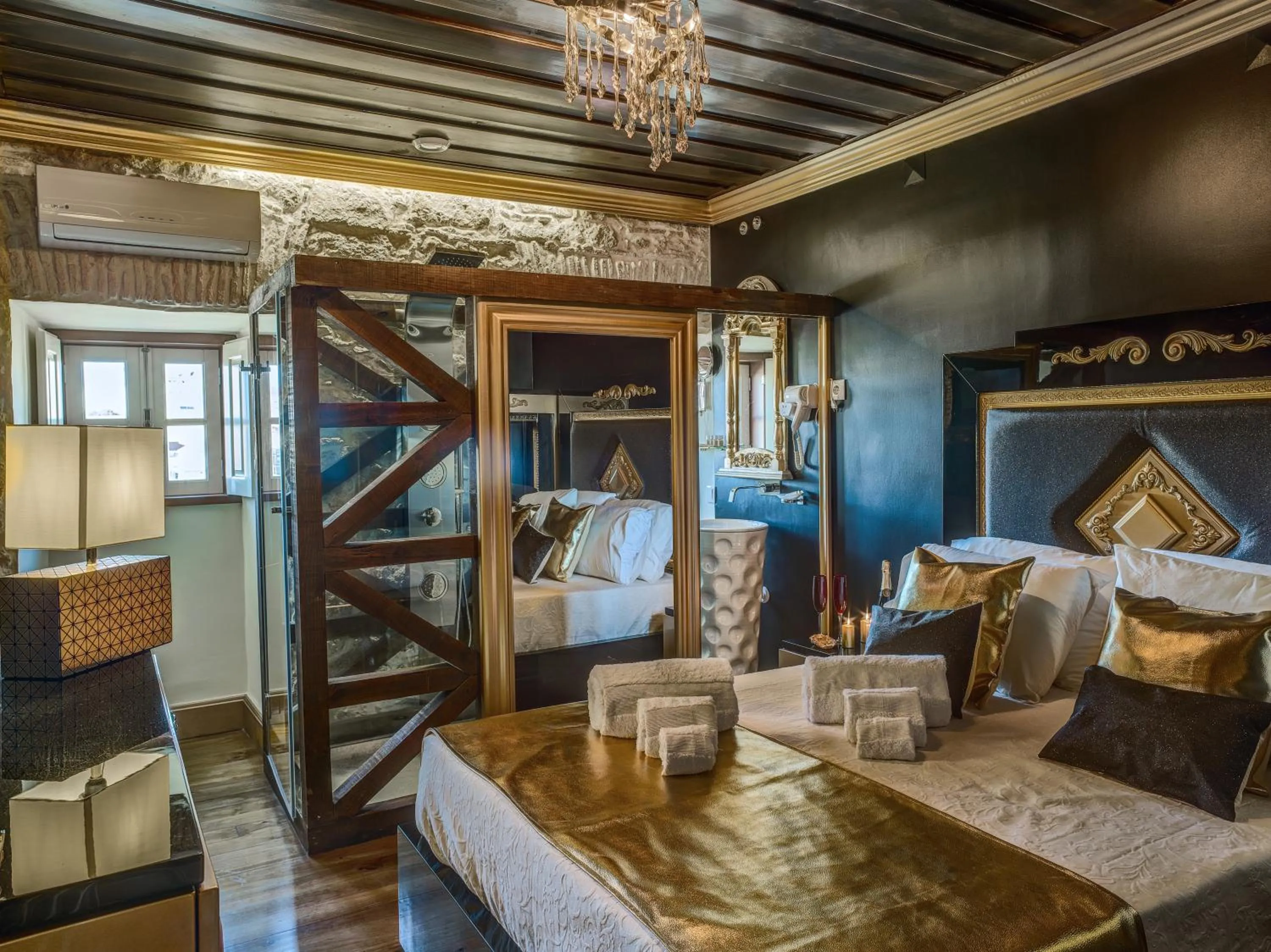 Bed in Solar Antigo Luxury Coimbra