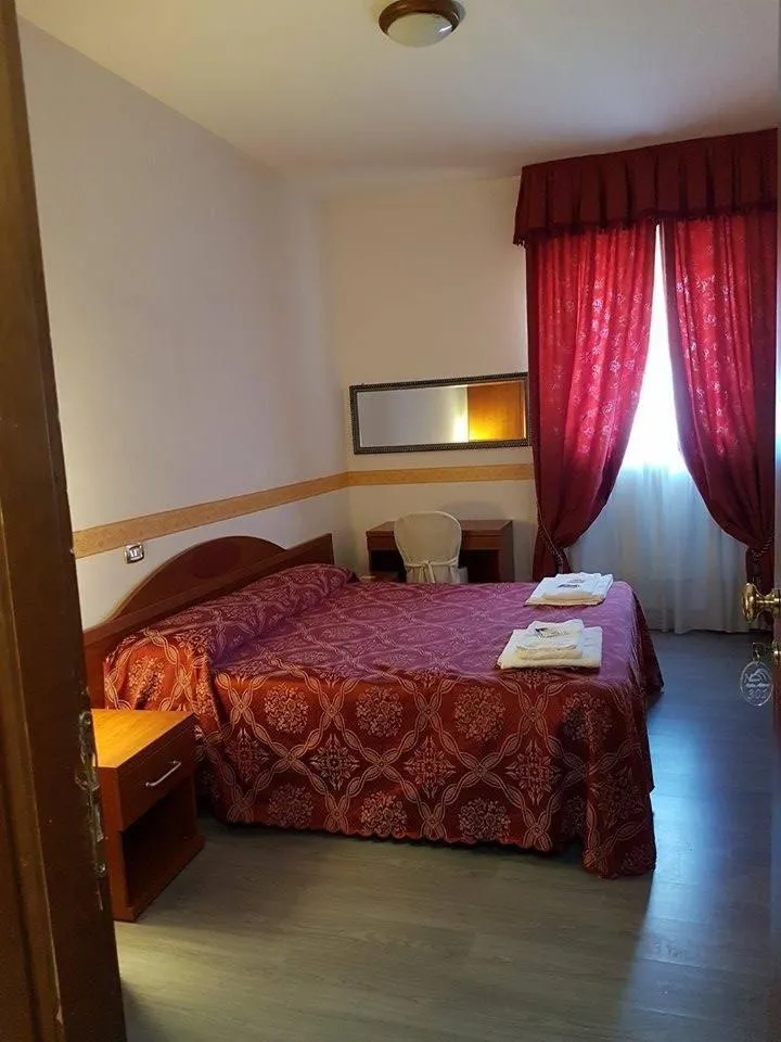 Photo of the whole room, Bed in Villa Altieri