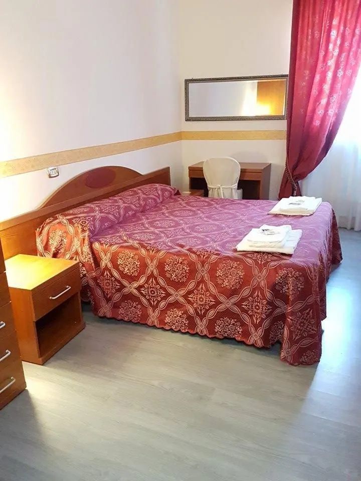 Photo of the whole room, Bed in Villa Altieri