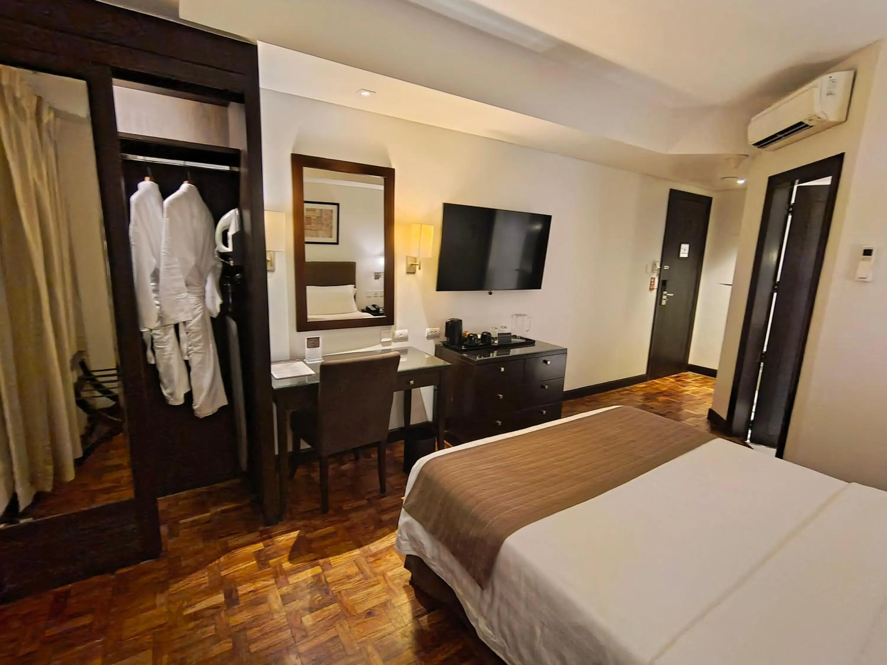 Bedroom, Bed in City Garden Hotel Makati