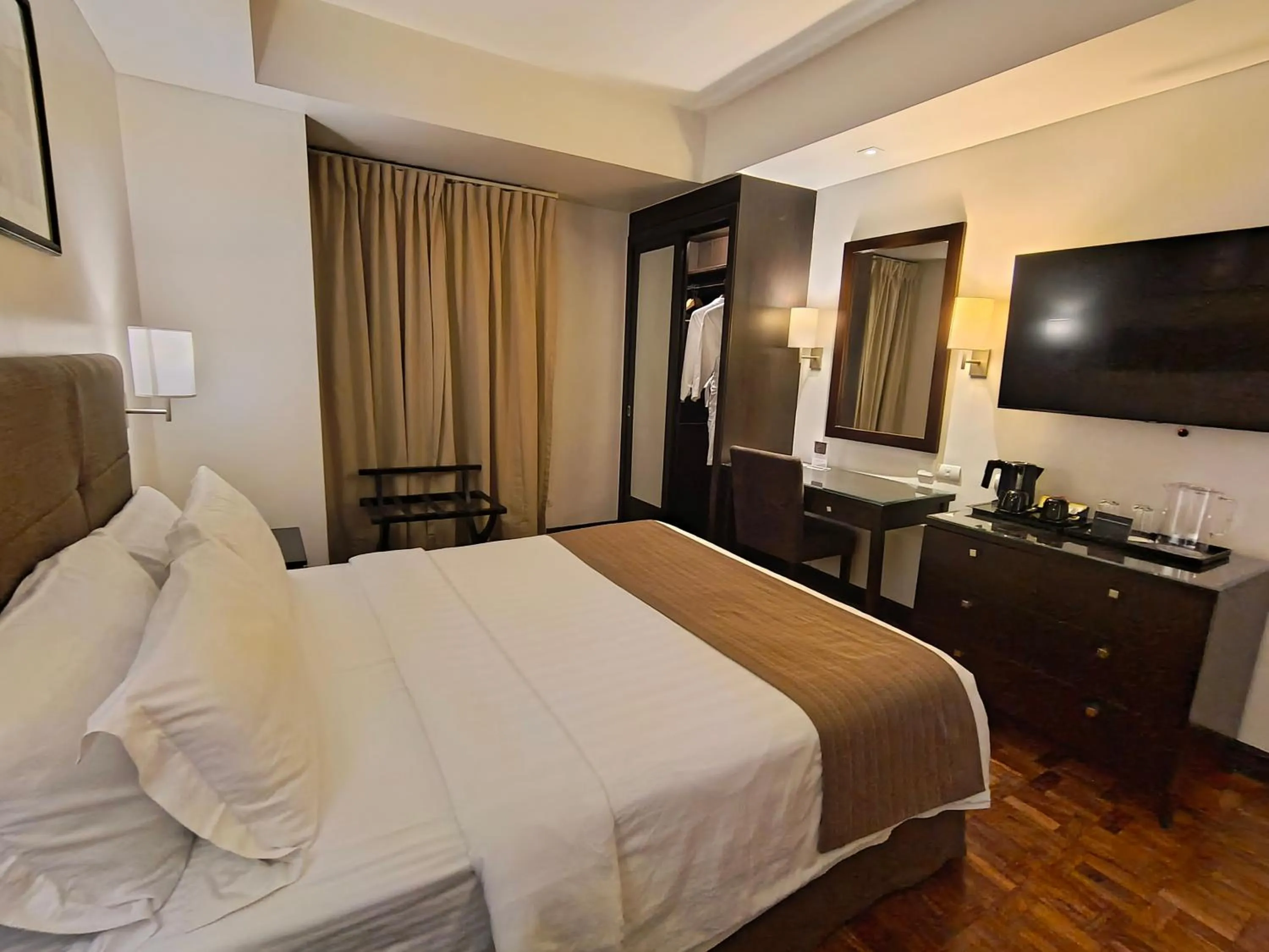 Bedroom, Bed in City Garden Hotel Makati